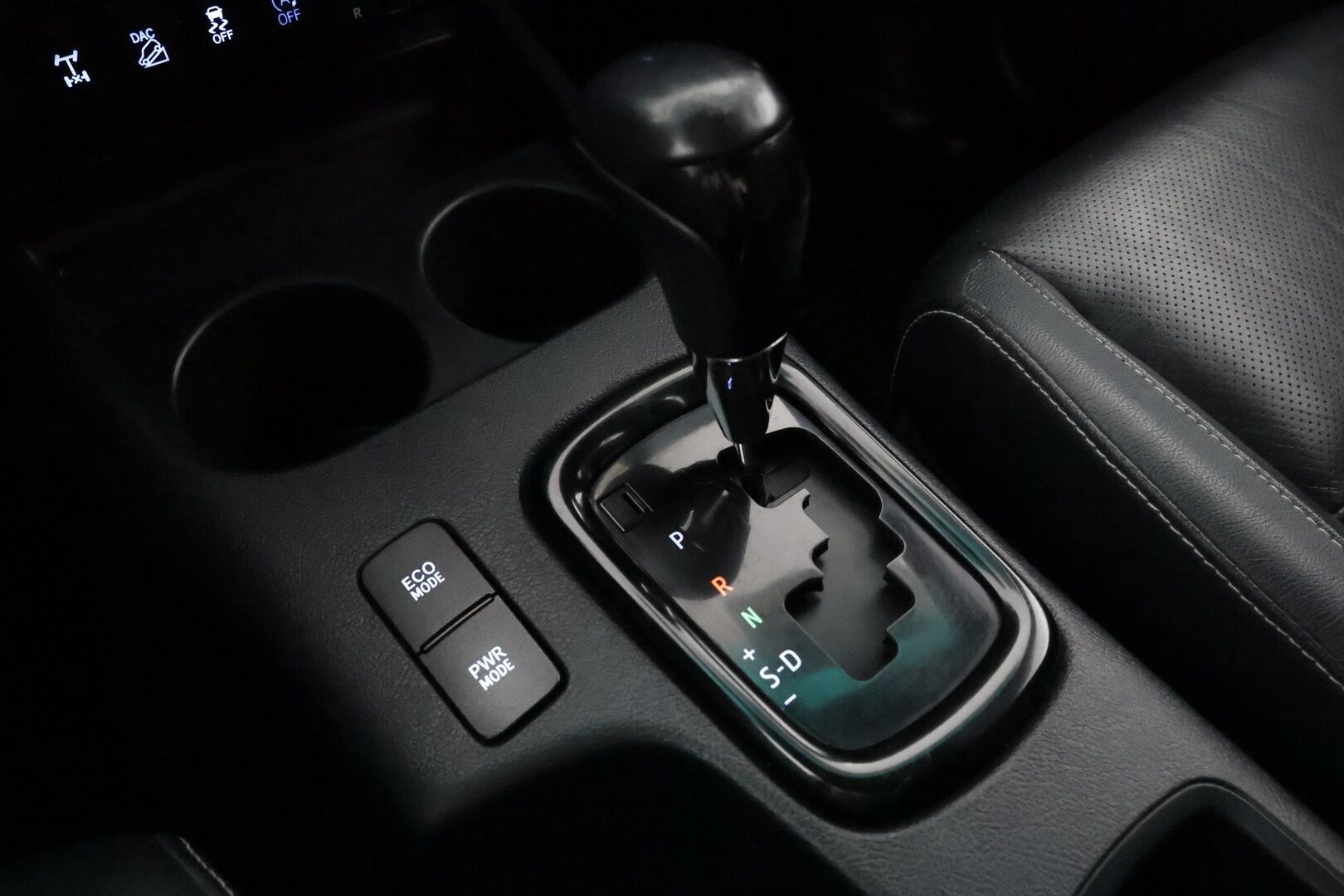 TOYOTA HILUX 2019 Double Cab 4WD 2,4D Ultimate - 3,99 % KORKOTARJOUS TÄHÄN AUTOON - Super hieno! / Nahkapenkit / P-kamera / Kaistavahti / Vakkari / LED-valot / Koukku / Aut. Ilmastointi
