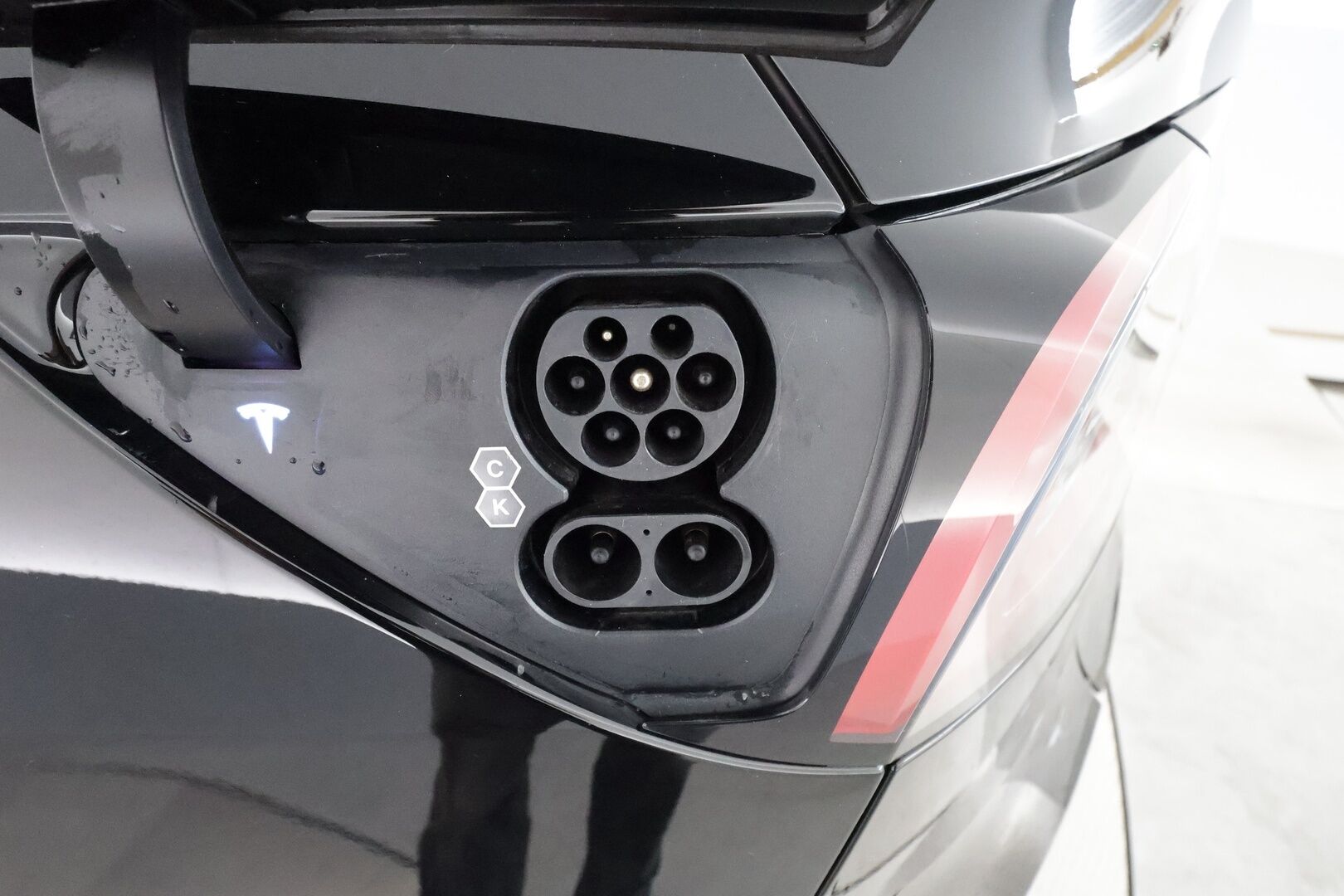 TESLA MODEL Y 2023 Long Range Dual Motor AWD ** Koukku / Lämpöpumppu / Lasikatto / Adapt.Vakkari / Matrix-LED / Muistipenkki / Kamera** - 3,99 % KORKOTARJOUS TÄHÄN AUTOON - Navi / Kaistavahti / Premium Audio / KeylessGO / Akku Testattu!