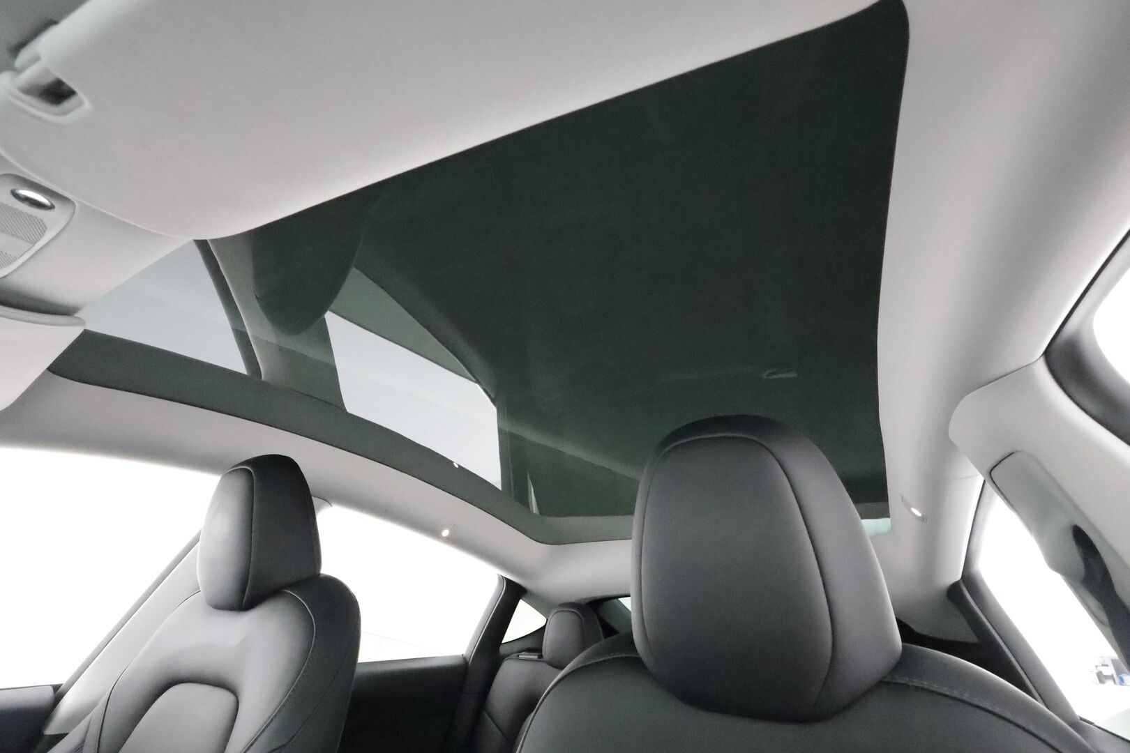 TESLA MODEL Y 2023 Long Range Dual Motor AWD ** Koukku / Lämpöpumppu / Lasikatto / Adapt.Vakkari / Matrix-LED / Muistipenkki / Kamera** - 3,99 % KORKOTARJOUS TÄHÄN AUTOON - Navi / Kaistavahti / Premium Audio / KeylessGO / Akku Testattu!