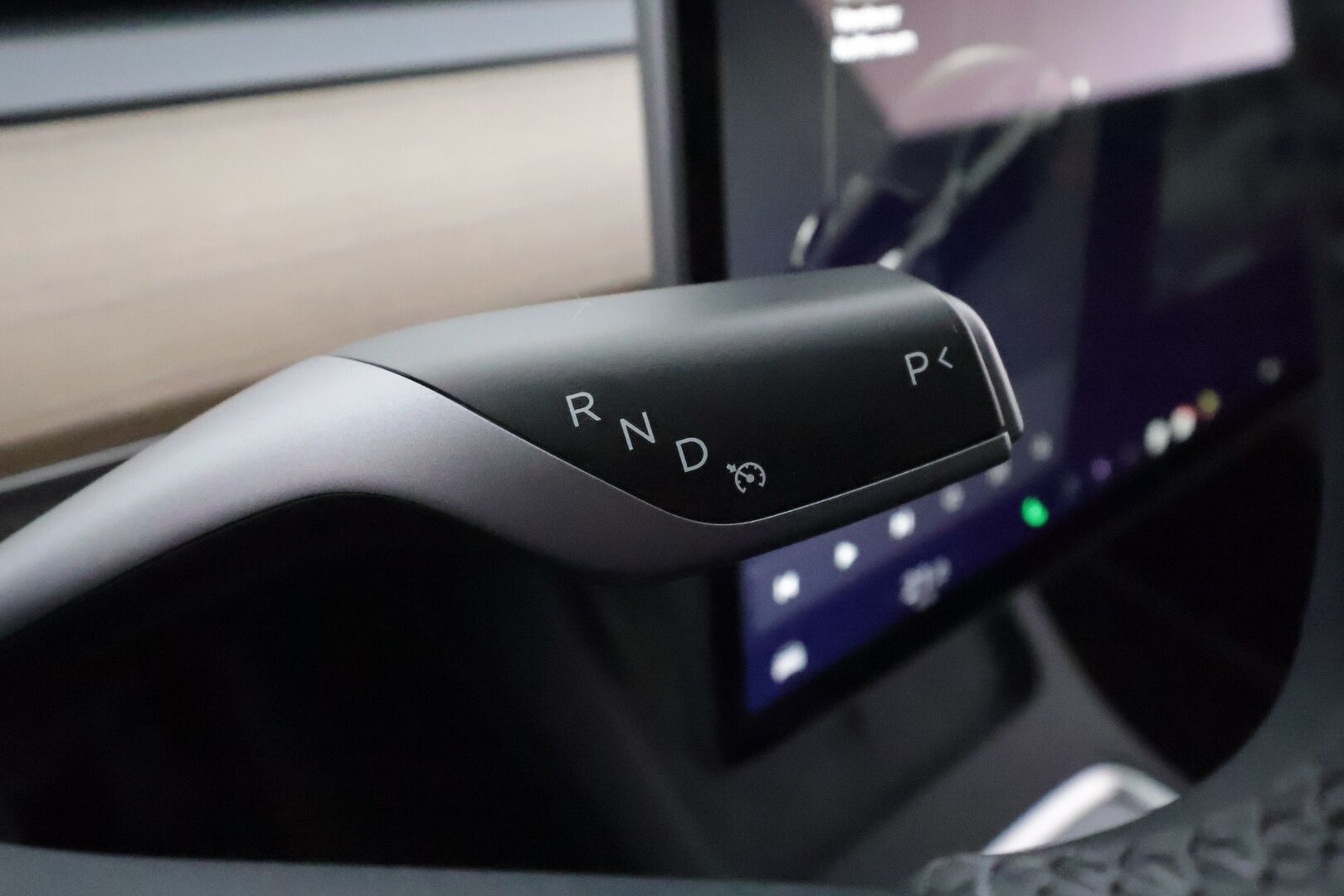 TESLA MODEL Y 2023 Long Range Dual Motor AWD ** Koukku / Lämpöpumppu / Lasikatto / Adapt.Vakkari / Matrix-LED / Muistipenkki / Kamera** - 3,99 % KORKOTARJOUS TÄHÄN AUTOON - Navi / Kaistavahti / Premium Audio / KeylessGO / Akku Testattu!