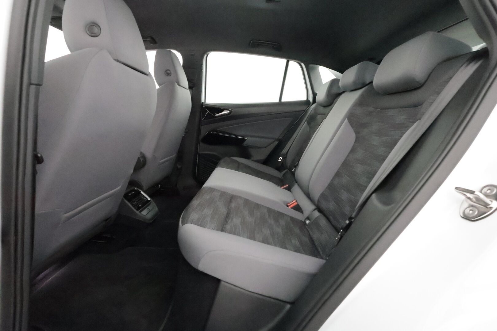 VOLKSWAGEN ID.4 2023 Pro 128kW *Lämpöpumppu / Koukku / ACC / Tutkat / LED-valot / Kaistavahti / Digimittaristo / Navi* - Lämpöpumppu / Adapt.Vak. / Koukku / Digimittaristo / Navi / P.Tutkat