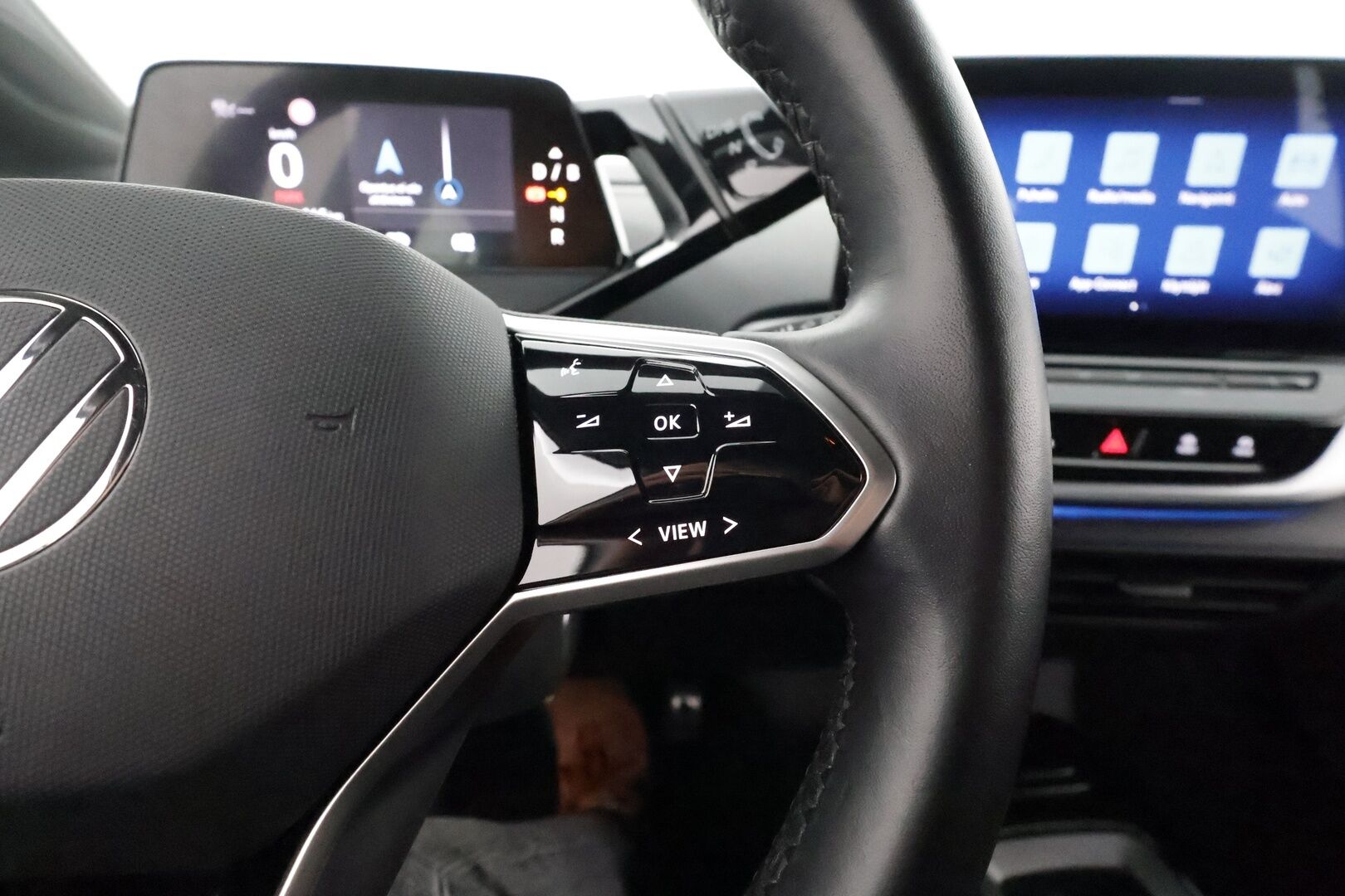 VOLKSWAGEN ID.4 2023 Pro 128kW *Lämpöpumppu / Koukku / ACC / Tutkat / LED-valot / Kaistavahti / Digimittaristo / Navi* - Lämpöpumppu / Adapt.Vak. / Koukku / Digimittaristo / Navi / P.Tutkat