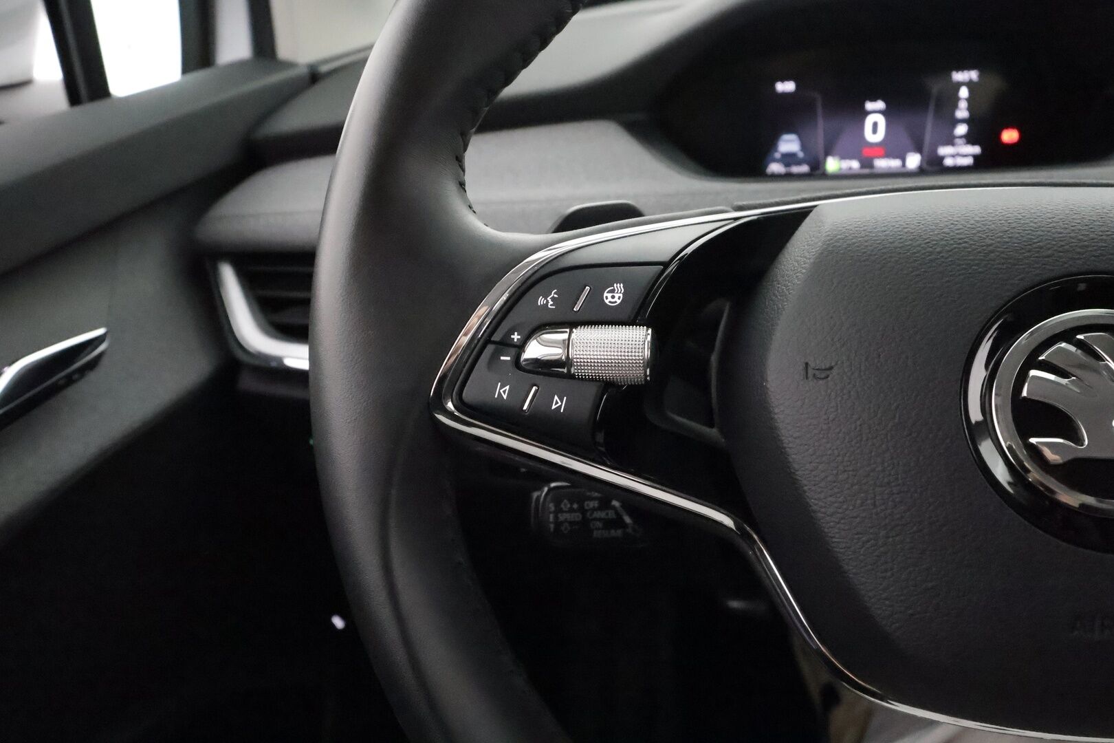SKODA ENYAQ 2022 60iV **Lämpöpumppu / Koukku / 360° Kamera / Matrix-LED / Adapt.Vakkari / Muistipenkki / Navi / Kaistavahti / KeylessGO** - 3,99 % KORKOTARJOUS TÄHÄN AUTOON - Digimittaristo / 1x Vanteet / 2x renkaat