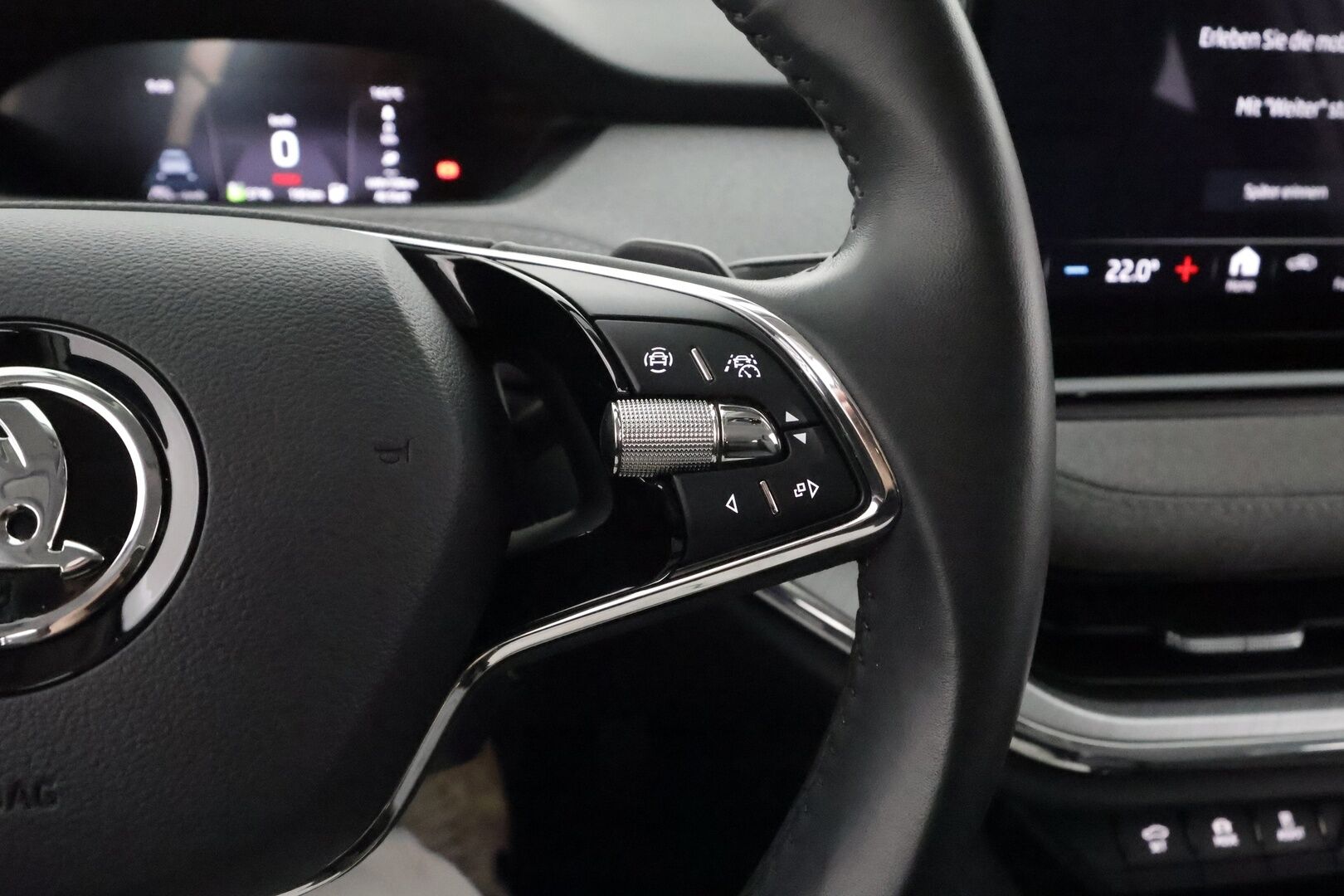 SKODA ENYAQ 2022 60iV **Lämpöpumppu / Koukku / 360° Kamera / Matrix-LED / Adapt.Vakkari / Muistipenkki / Navi / Kaistavahti / KeylessGO** - 3,99 % KORKOTARJOUS TÄHÄN AUTOON - Digimittaristo / 1x Vanteet / 2x renkaat