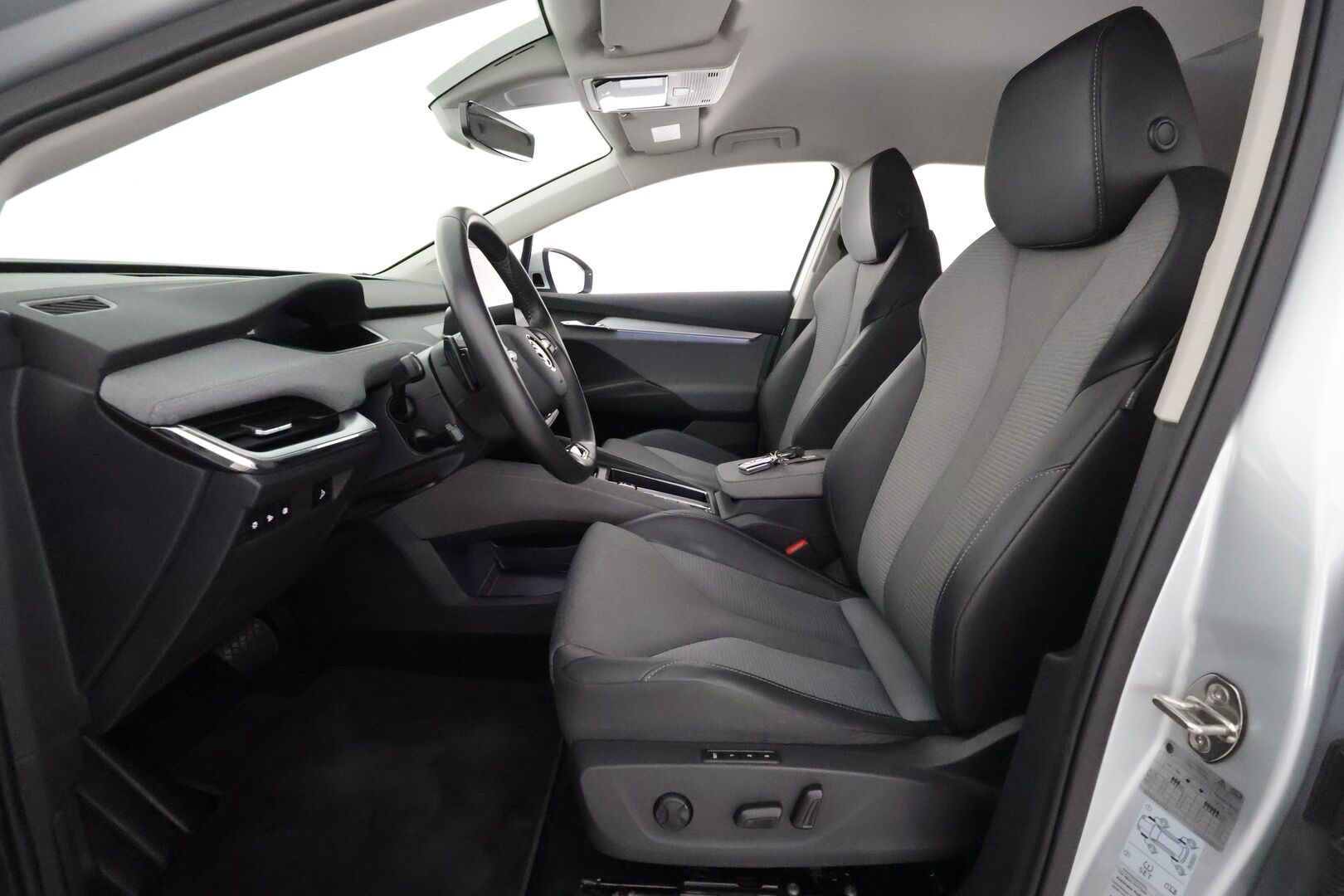 SKODA ENYAQ 2022 60iV **Lämpöpumppu / Koukku / 360° Kamera / Matrix-LED / Adapt.Vakkari / Muistipenkki / Navi / Kaistavahti / KeylessGO** - 3,99 % KORKOTARJOUS TÄHÄN AUTOON - Digimittaristo / 1x Vanteet / 2x renkaat