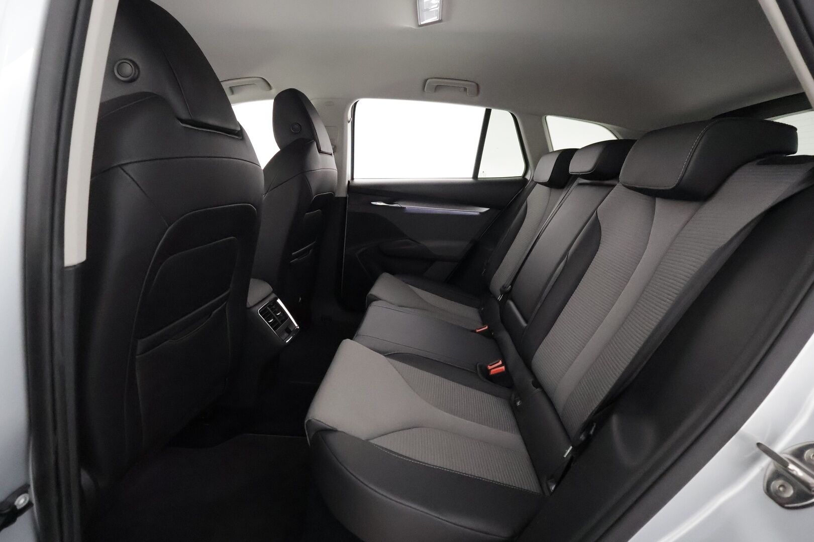 SKODA ENYAQ 2022 60iV **Lämpöpumppu / Koukku / 360° Kamera / Matrix-LED / Adapt.Vakkari / Muistipenkki / Navi / Kaistavahti / KeylessGO** - 3,99 % KORKOTARJOUS TÄHÄN AUTOON - Digimittaristo / 1x Vanteet / 2x renkaat
