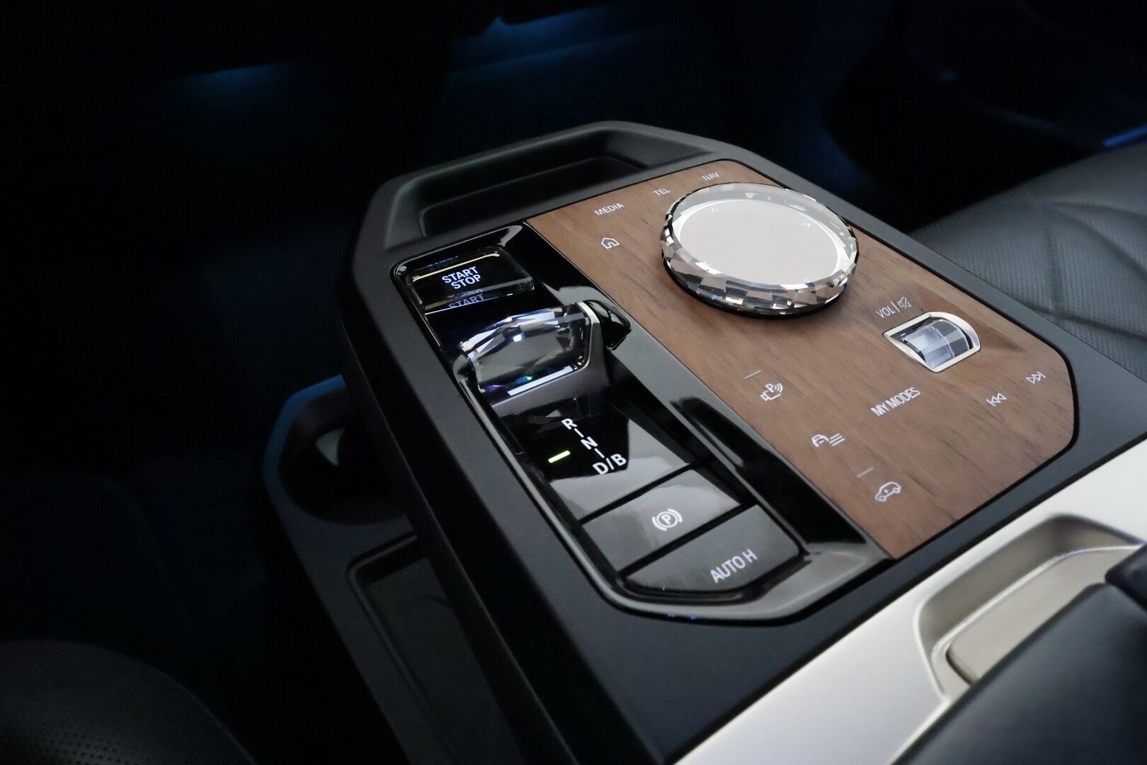 BMW IX 2022 xDrive50 Fully Charged * Bowers&Wilkins / SkyLounge / ACC / Ilmastoidut&Hierovat muistipenkit / Softclose / Vetokoukku * - 2,99 % KORKOTARJOUS TÄHÄN AUTOON - SoH 91,1% / Merkkihuollettu / Huippuvarusteet / Upea väri!