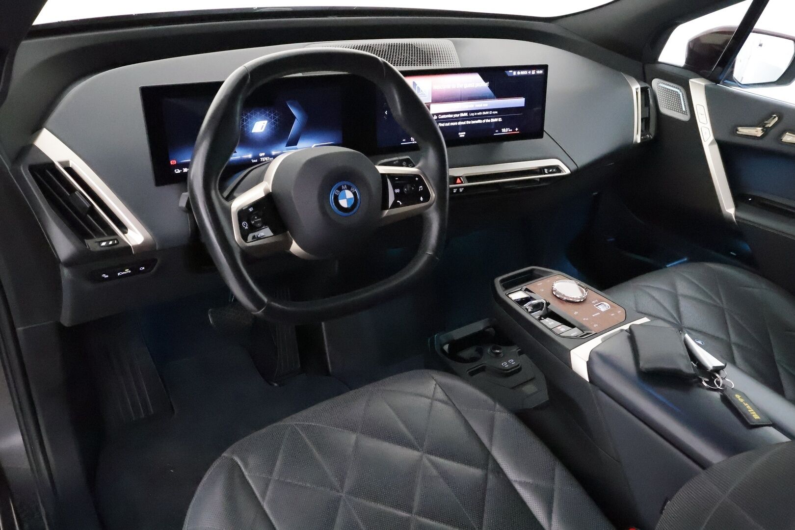 BMW IX 2022 xDrive50 Fully Charged * Bowers&Wilkins / SkyLounge / ACC / Ilmastoidut&Hierovat muistipenkit / Softclose / Vetokoukku * - 2,99 % KORKOTARJOUS TÄHÄN AUTOON - SoH 91,1% / Merkkihuollettu / Huippuvarusteet / Upea väri!