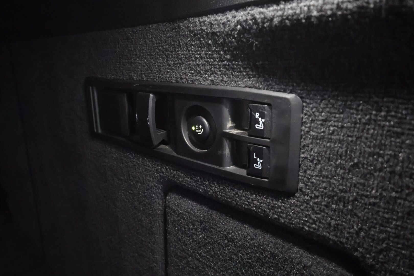 BMW IX 2022 xDrive50 Fully Charged * Bowers&Wilkins / SkyLounge / ACC / Ilmastoidut&Hierovat muistipenkit / Softclose / Vetokoukku * - 2,99 % KORKOTARJOUS TÄHÄN AUTOON - SoH 91,1% / Merkkihuollettu / Huippuvarusteet / Upea väri!