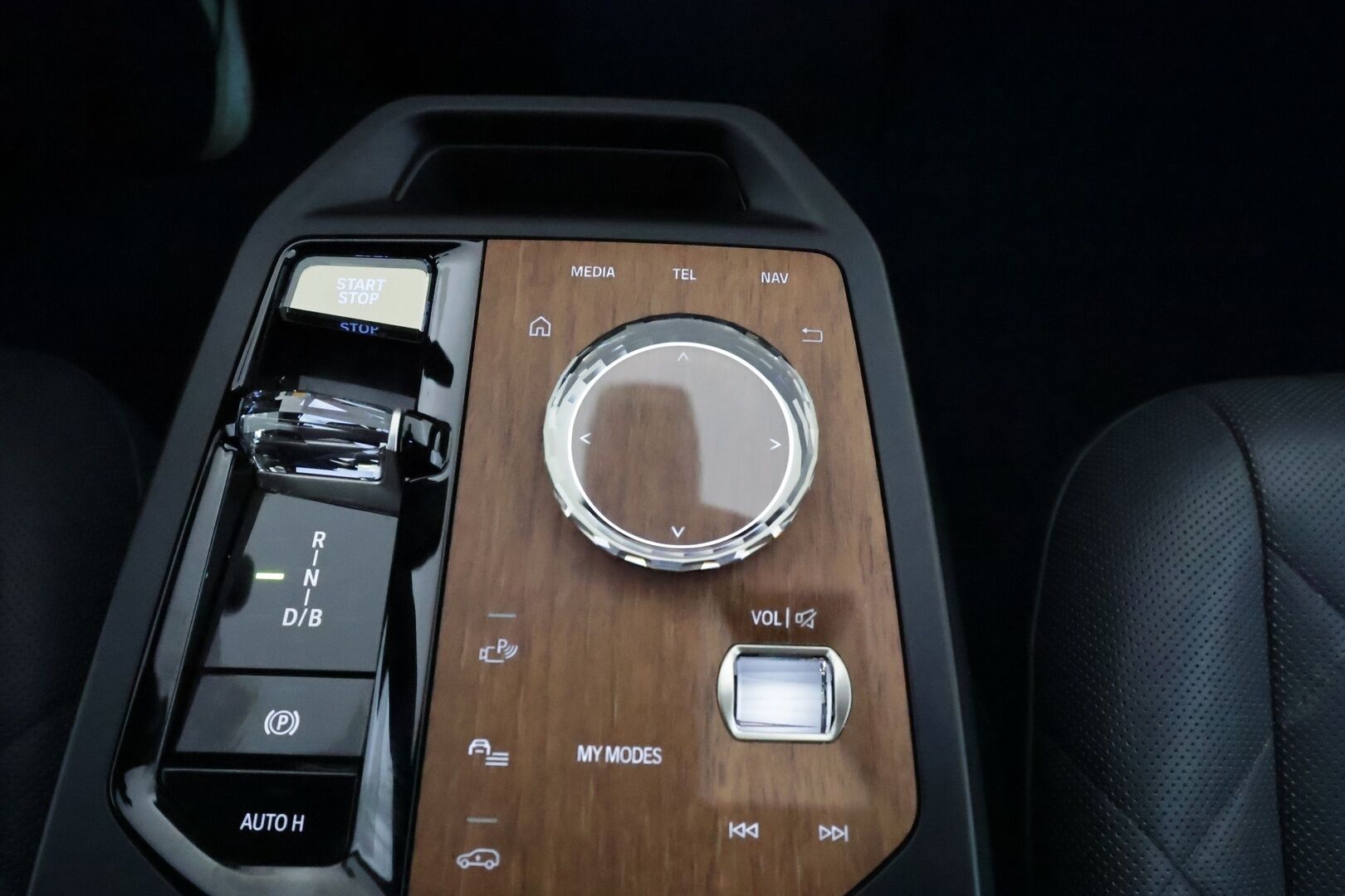 BMW IX 2022 xDrive50 Fully Charged * Bowers&Wilkins / SkyLounge / ACC / Ilmastoidut&Hierovat muistipenkit / Softclose / Vetokoukku * - 2,99 % KORKOTARJOUS TÄHÄN AUTOON - SoH 91,1% / Merkkihuollettu / Huippuvarusteet / Upea väri!