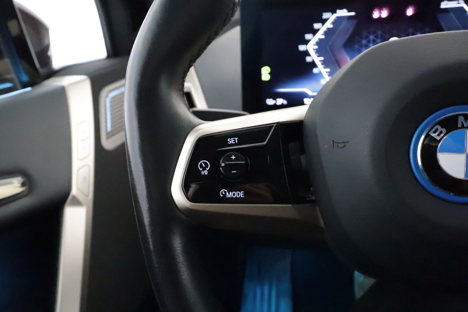 BMW IX 2022 xDrive50 Fully Charged * Bowers&Wilkins / SkyLounge / ACC / Ilmastoidut&Hierovat muistipenkit / Softclose / Vetokoukku * - 2,99 % KORKOTARJOUS TÄHÄN AUTOON - SoH 91,1% / Merkkihuollettu / Huippuvarusteet / Upea väri!