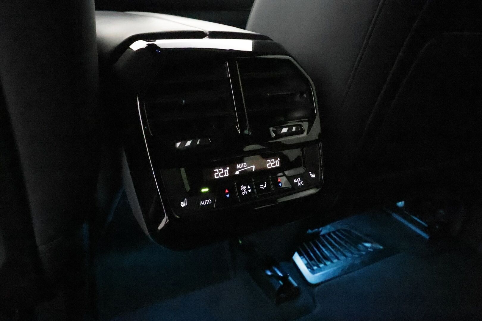 BMW IX 2022 xDrive50 Fully Charged * Bowers&Wilkins / SkyLounge / ACC / Ilmastoidut&Hierovat muistipenkit / Softclose / Vetokoukku * - 2,99 % KORKOTARJOUS TÄHÄN AUTOON - SoH 91,1% / Merkkihuollettu / Huippuvarusteet / Upea väri!