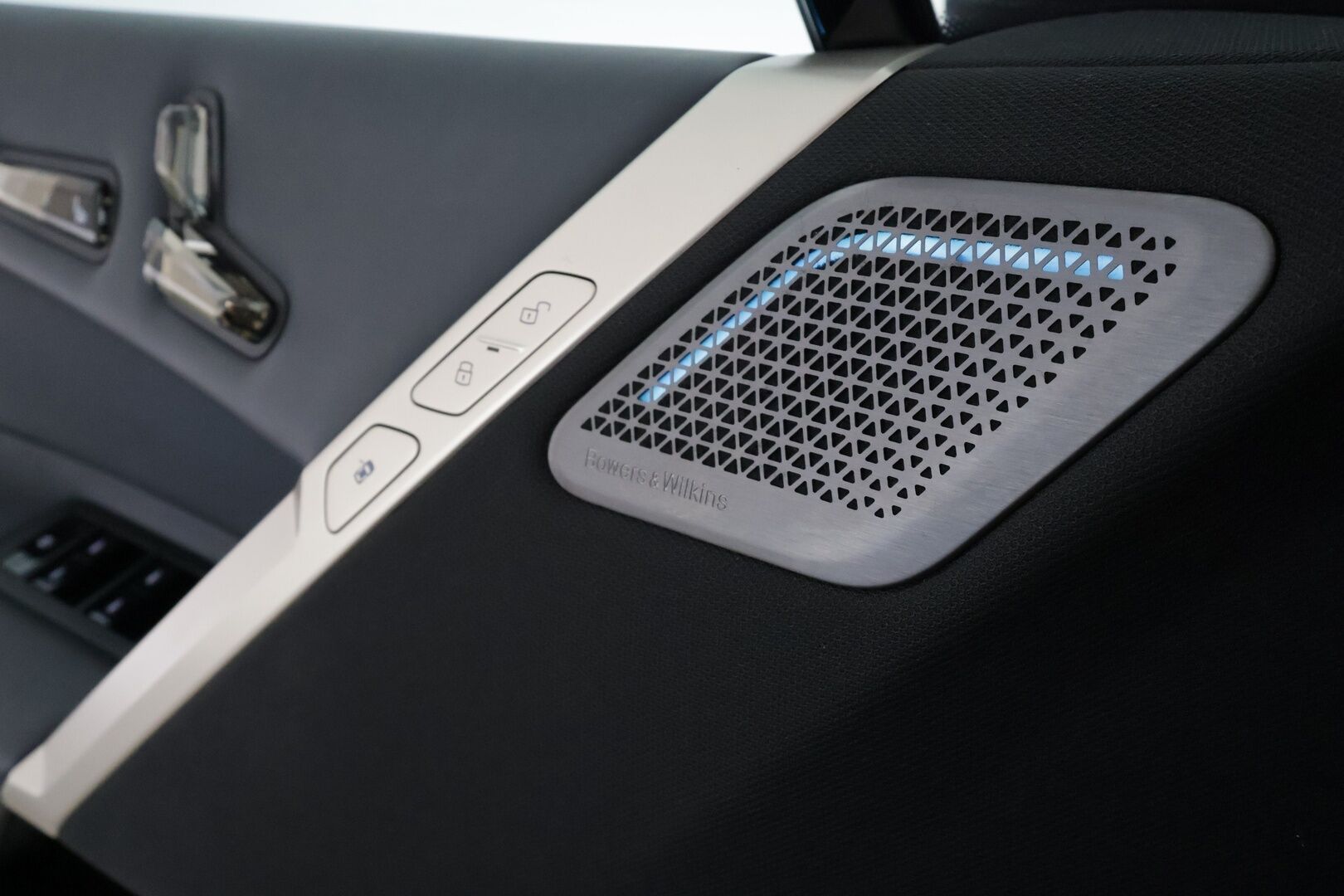 BMW IX 2022 xDrive50 Fully Charged * Bowers&Wilkins / SkyLounge / ACC / Ilmastoidut&Hierovat muistipenkit / Softclose / Vetokoukku * - 2,99 % KORKOTARJOUS TÄHÄN AUTOON - SoH 91,1% / Merkkihuollettu / Huippuvarusteet / Upea väri!