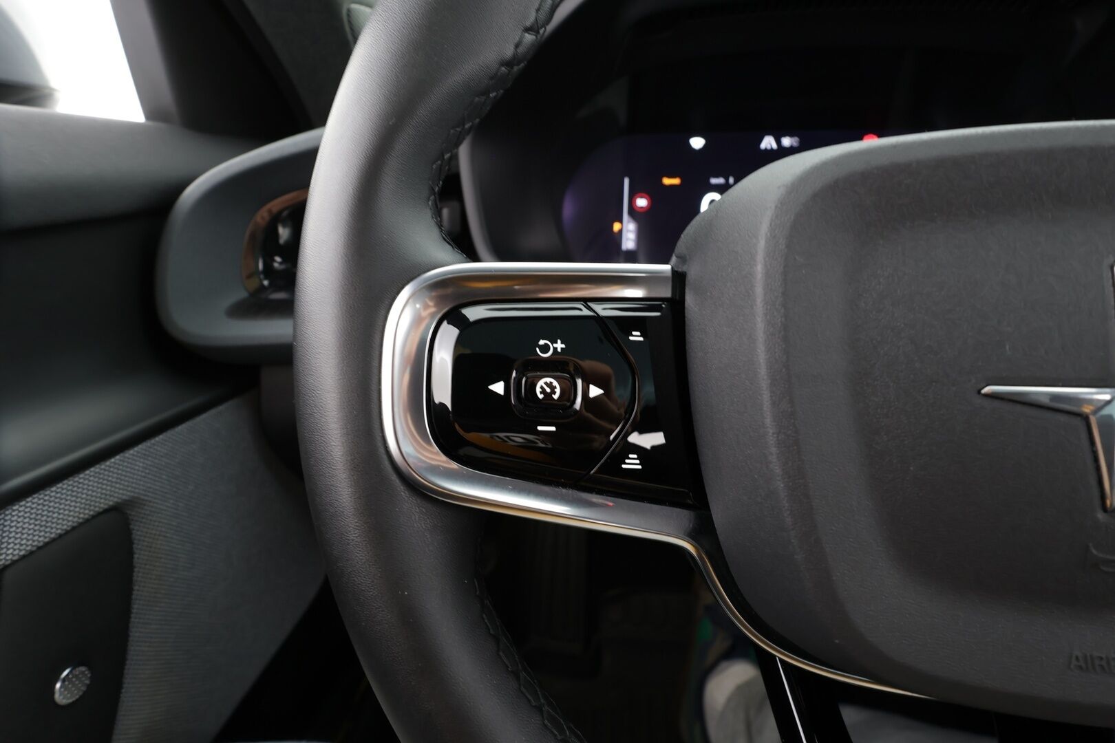 Polestar 2 2021 Performance AWD 300kW 78kWh * Pilot&Plus / H&K / Koukku / ILP / ACC / Pixel-LED / 360° / Sportpenkki Muistilla * - Akku kuntotarkastettu SoH 94% / 2x Latauskaapelit / Kahdet renkaat