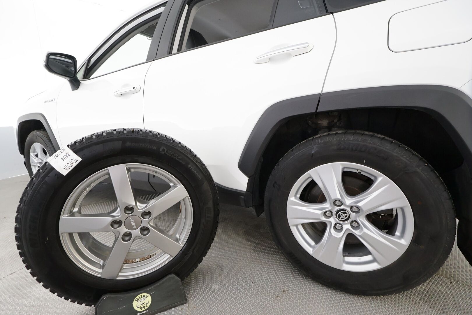 Toyota RAV4 2019 2,5 Hybrid AWD-i Premium - | ACC | Webasto | Koukku | Muistipenkki | LED | P.Kamera | Nahat | Ratinlämmitys | Apple&Android | Kahdet Renkaat |