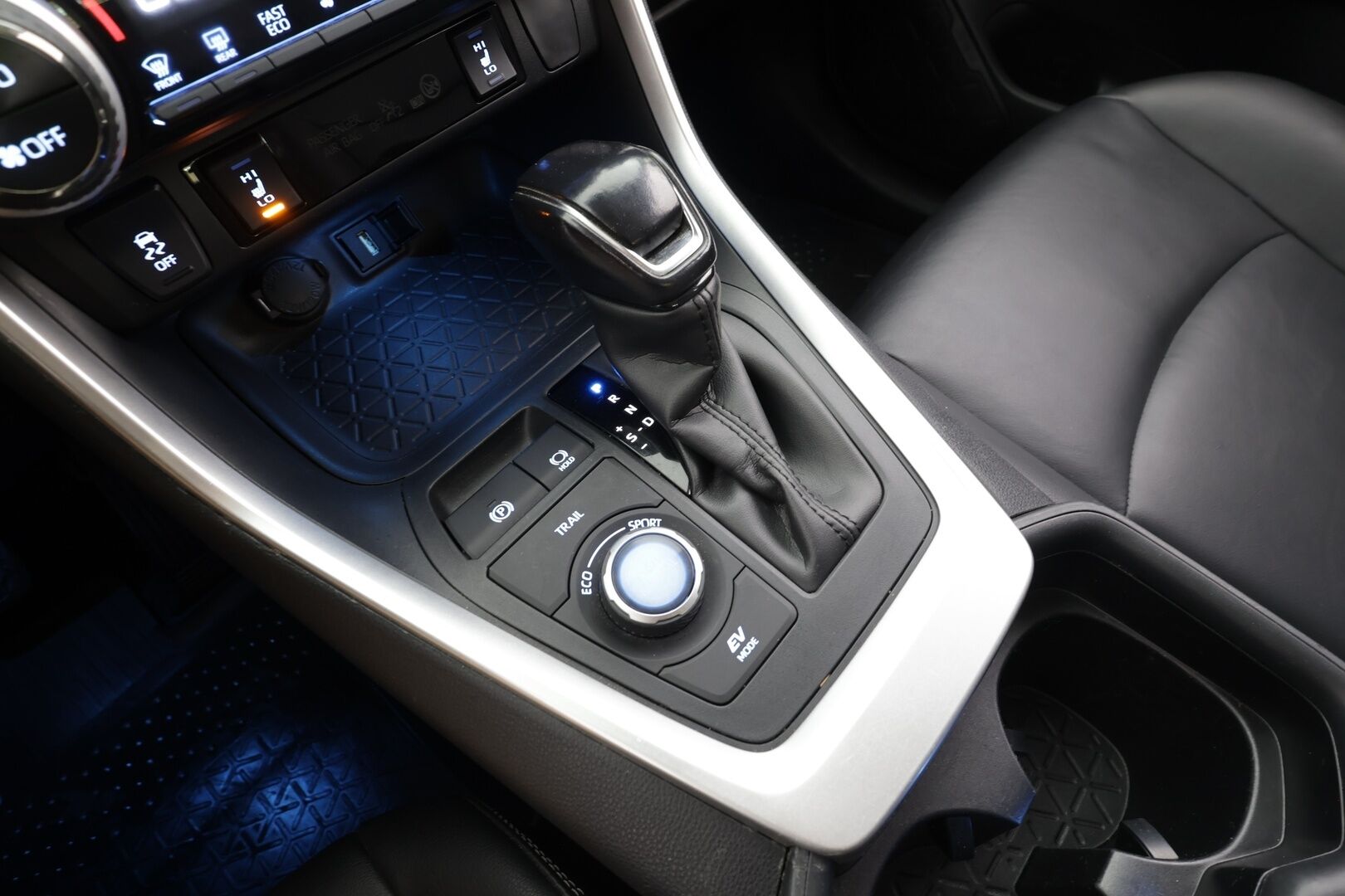 Toyota RAV4 2019 2,5 Hybrid AWD-i Premium - | ACC | Webasto | Koukku | Muistipenkki | LED | P.Kamera | Nahat | Ratinlämmitys | Apple&Android | Kahdet Renkaat |