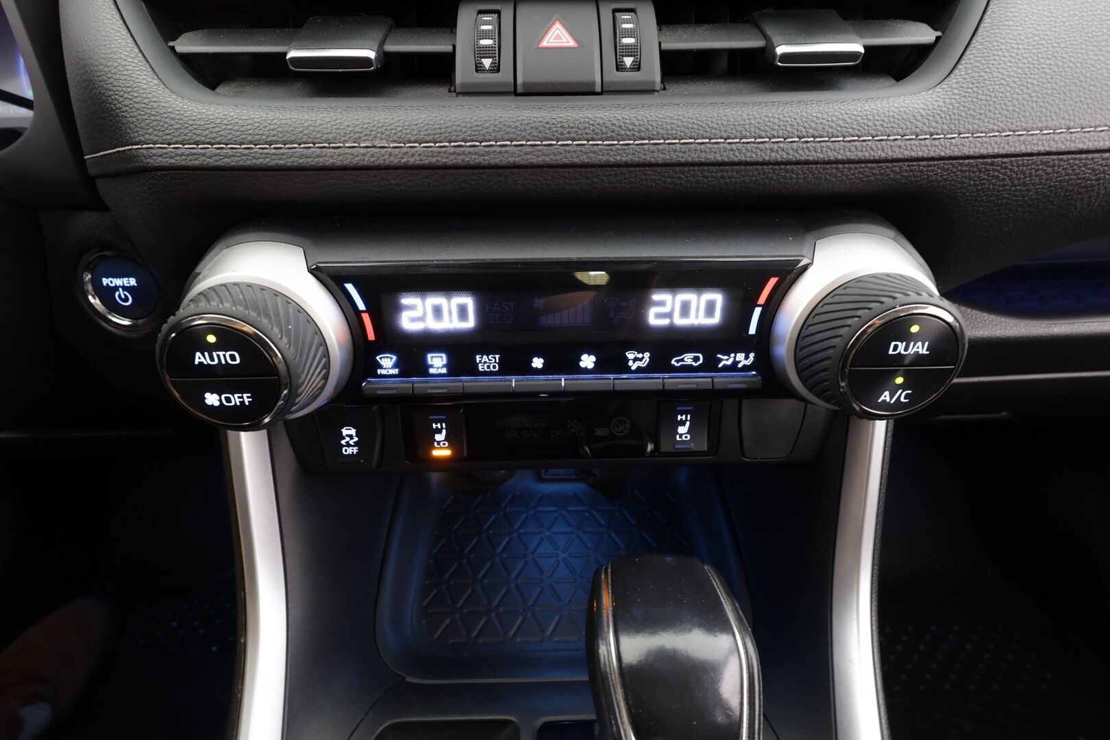 Toyota RAV4 2019 2,5 Hybrid AWD-i Premium - | ACC | Webasto | Koukku | Muistipenkki | LED | P.Kamera | Nahat | Ratinlämmitys | Apple&Android | Kahdet Renkaat |
