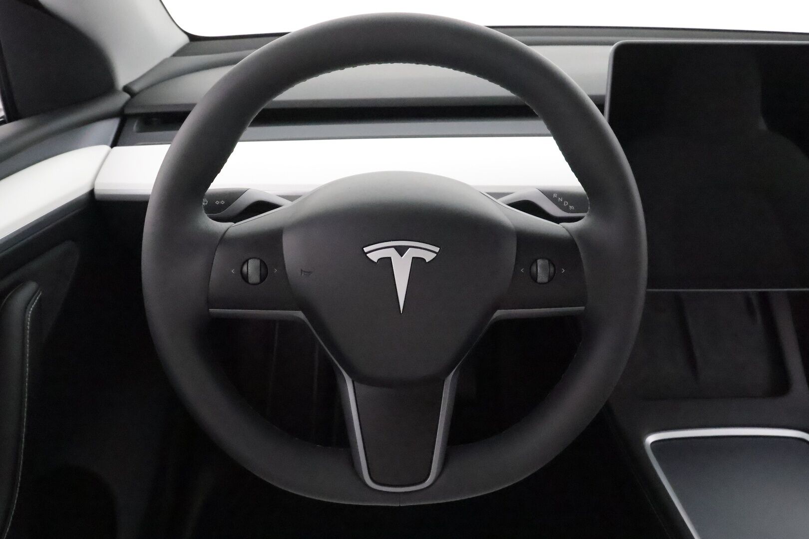 Tesla Model Y 2024 Long Range * ALV / Vetokoukku / Valkoiset Nahat / 1Om Suomiauto / Lämpöpumppu / Matrix LED / Peruutuskamera / Muistipenkki - 1-om Suomi-auto / 2x Latauskaapelit / Kahdet Renkaat