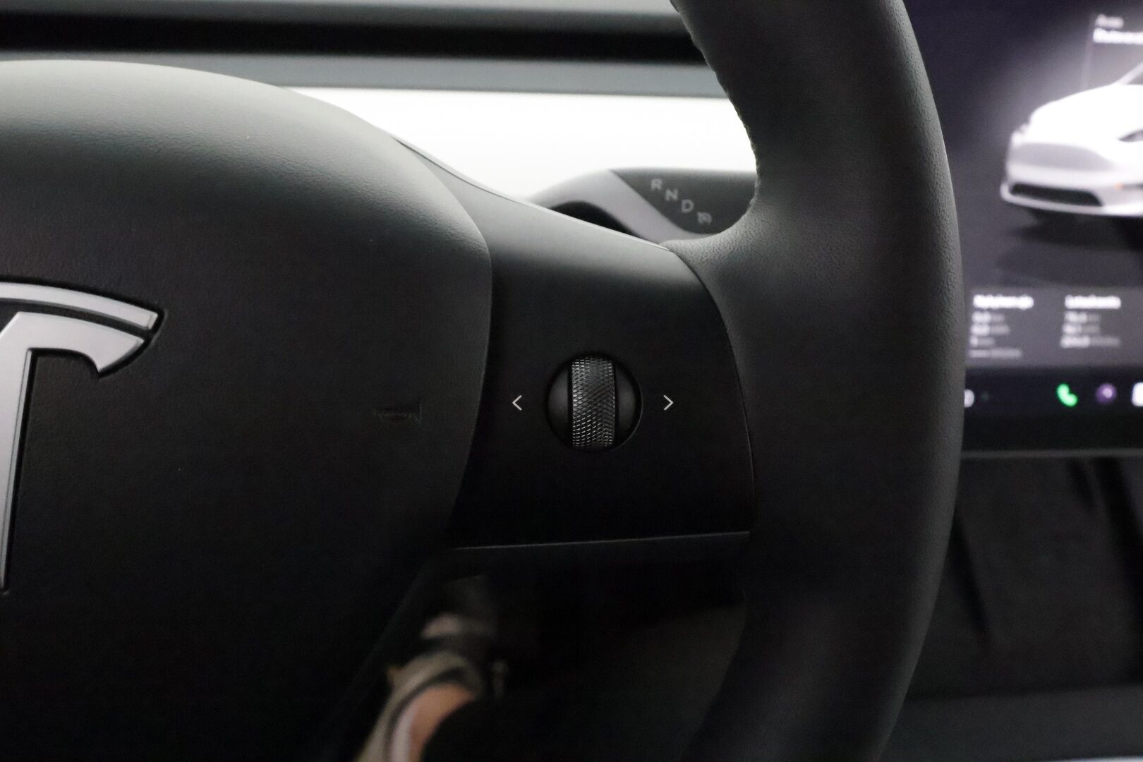 Tesla Model Y 2024 Long Range **Lämpöpumppu / Lasikatto / Matrix-LED / Adapt.Vakkari / P.Kamera / Muistipenkki / Navi / Keyless / Koukku** - 1-om Suomi-auto / 2x Latauskaapelit / Kahdet Renkaat