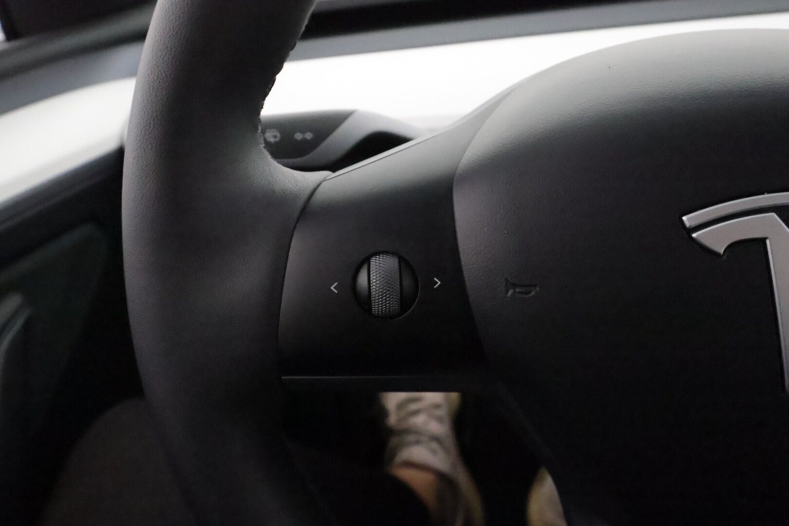 Tesla Model Y 2024 Long Range **Lämpöpumppu / Lasikatto / Matrix-LED / Adapt.Vakkari / P.Kamera / Muistipenkki / Navi / Keyless / Koukku** - 1-om Suomi-auto / 2x Latauskaapelit / Kahdet Renkaat