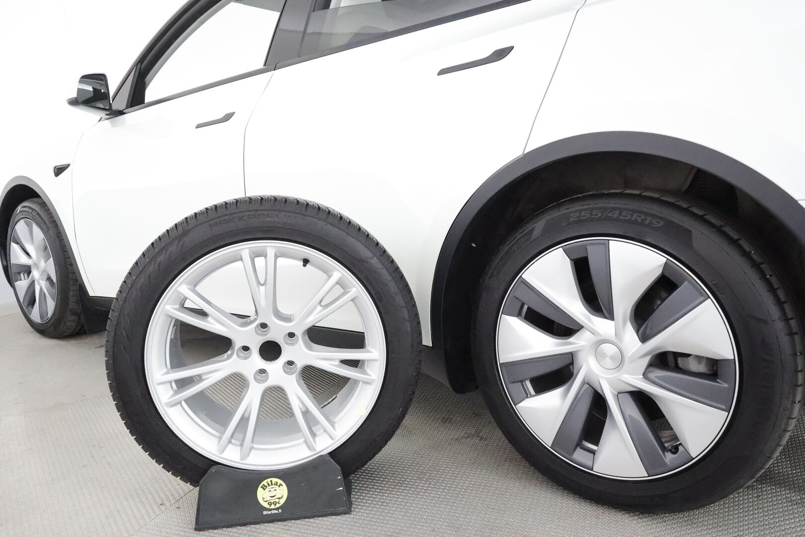 Tesla Model Y 2024 Long Range **Lämpöpumppu / Lasikatto / Matrix-LED / Adapt.Vakkari / P.Kamera / Muistipenkki / Navi / Keyless / Koukku** - 1-om Suomi-auto / 2x Latauskaapelit / Kahdet Renkaat