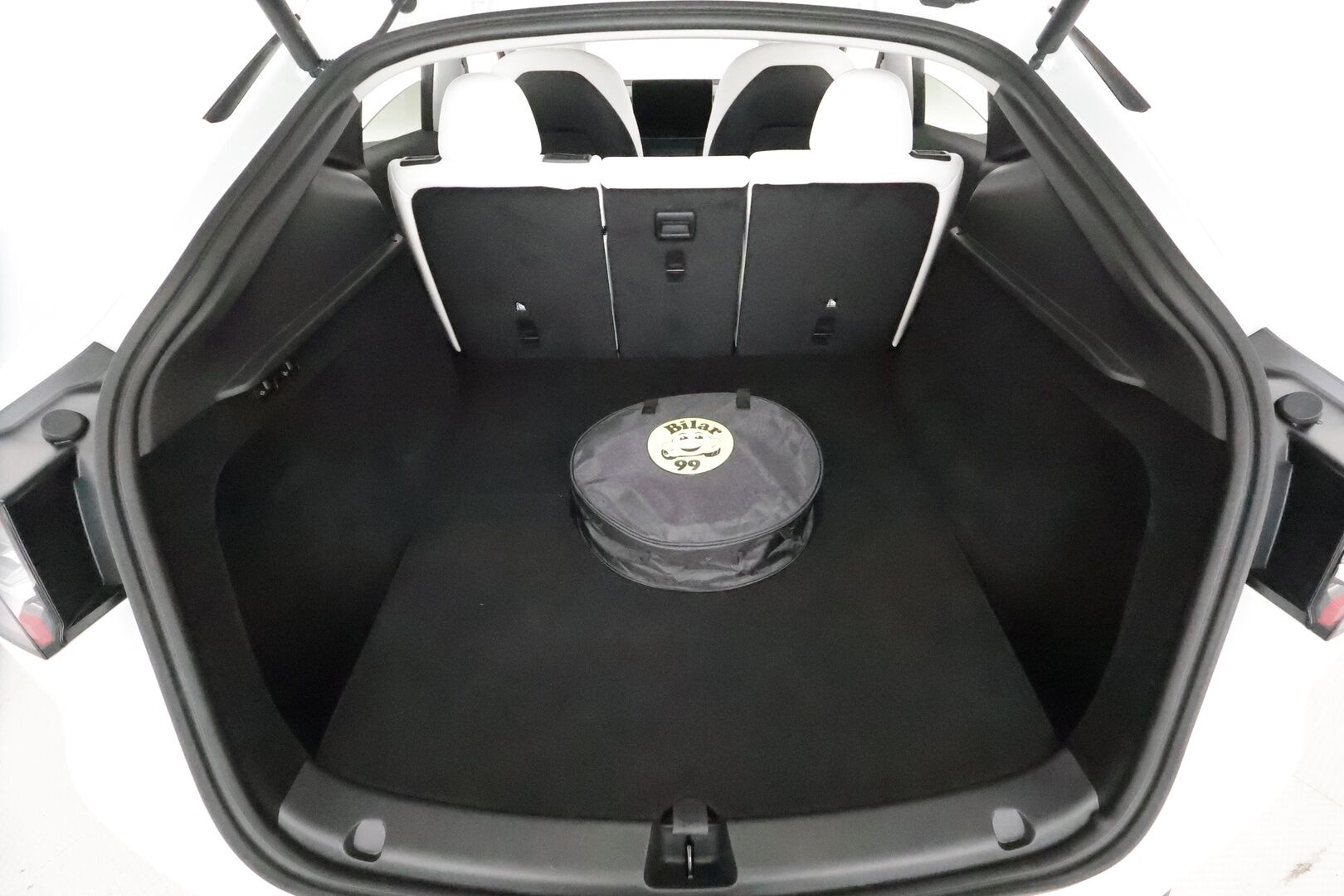 Tesla Model Y 2024 Long Range **Lämpöpumppu / Lasikatto / Matrix-LED / Adapt.Vakkari / P.Kamera / Muistipenkki / Navi / Keyless / Koukku** - 1-om Suomi-auto / 2x Latauskaapelit / Kahdet Renkaat