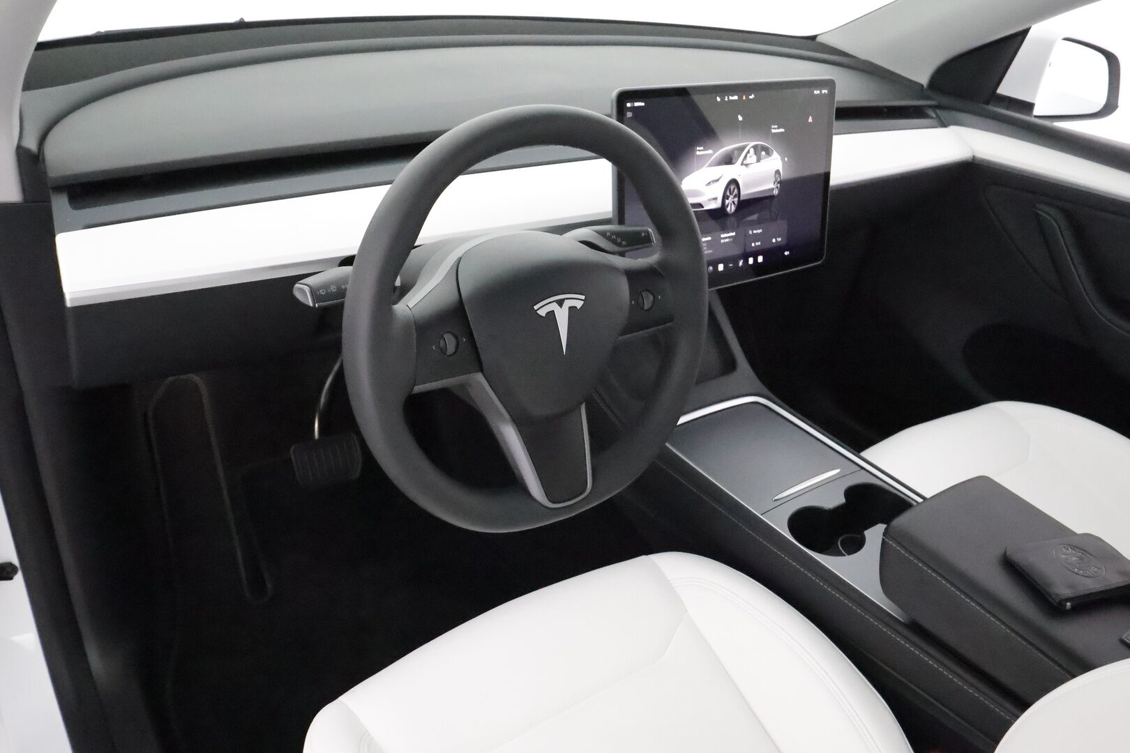 Tesla Model Y 2024 Long Range **Lämpöpumppu / Lasikatto / Matrix-LED / Adapt.Vakkari / P.Kamera / Muistipenkki / Navi / Keyless / Koukku** - 1-om Suomi-auto / 2x Latauskaapelit / Kahdet Renkaat
