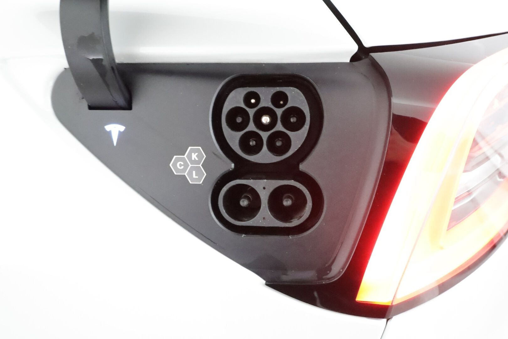 Tesla Model Y 2024 Long Range **Lämpöpumppu / Lasikatto / Matrix-LED / Adapt.Vakkari / P.Kamera / Muistipenkki / Navi / Keyless / Koukku** - 1-om Suomi-auto / 2x Latauskaapelit / Kahdet Renkaat