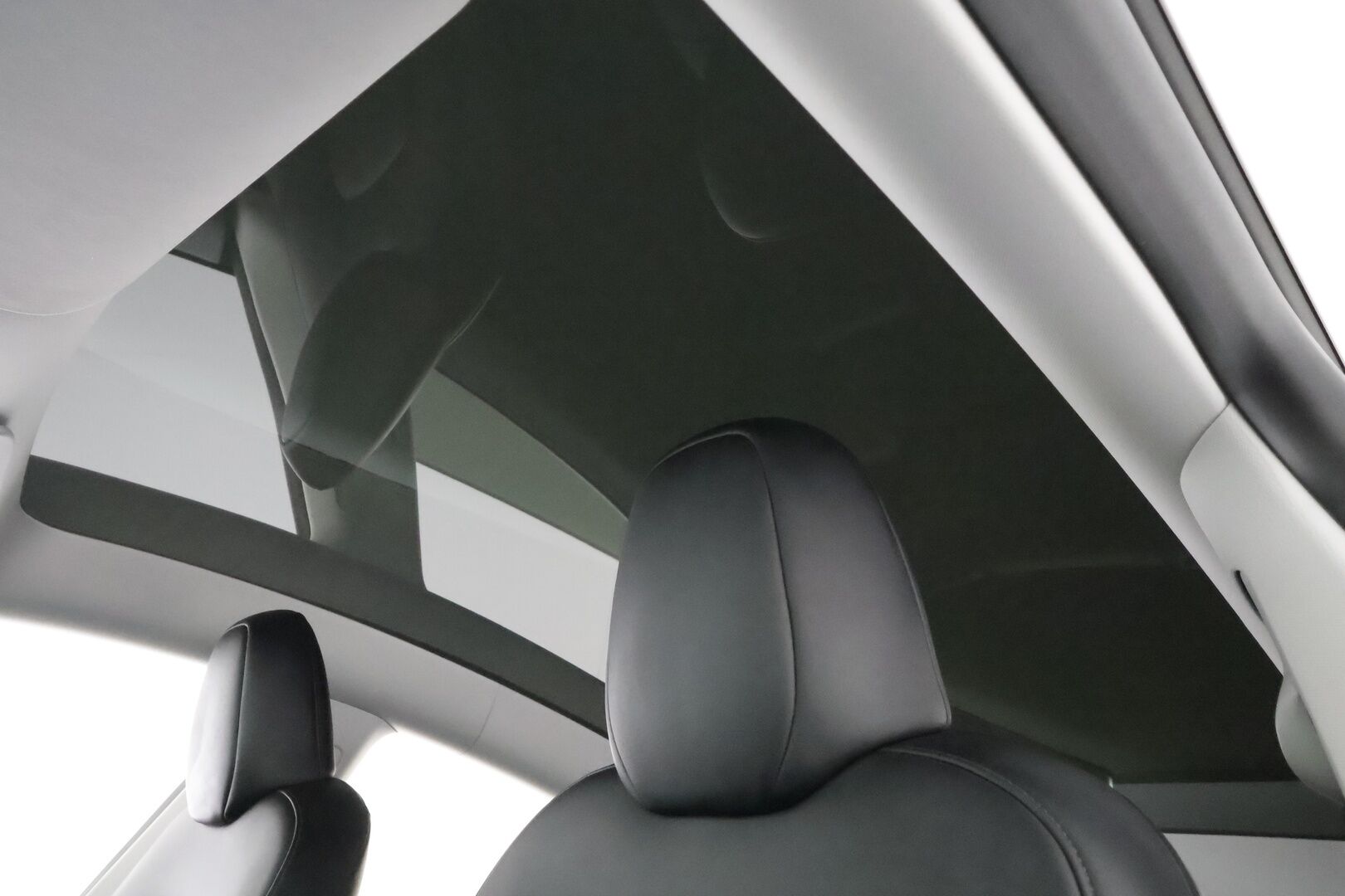 Tesla Model Y 2024 RWD * Koukku / ILP / Premium Audio / Lasikatto / Matrix LED / Nahat / Ratinlämmitin * - 1.Om Suomi-auto / Kahdet renkaat aluvanteilla 