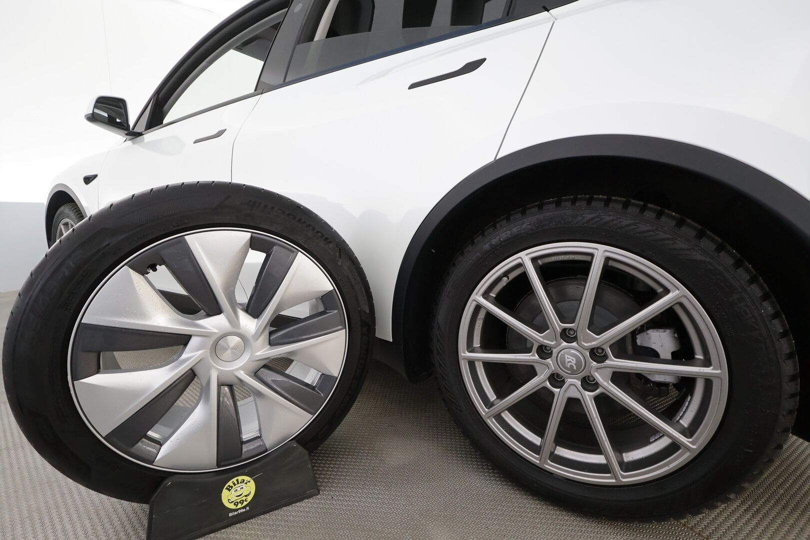 Tesla Model Y 2024 RWD * Koukku / ILP / Premium Audio / Lasikatto / Matrix LED / Nahat / Ratinlämmitin * - 1.Om Suomi-auto / Kahdet renkaat aluvanteilla / Alvillinen