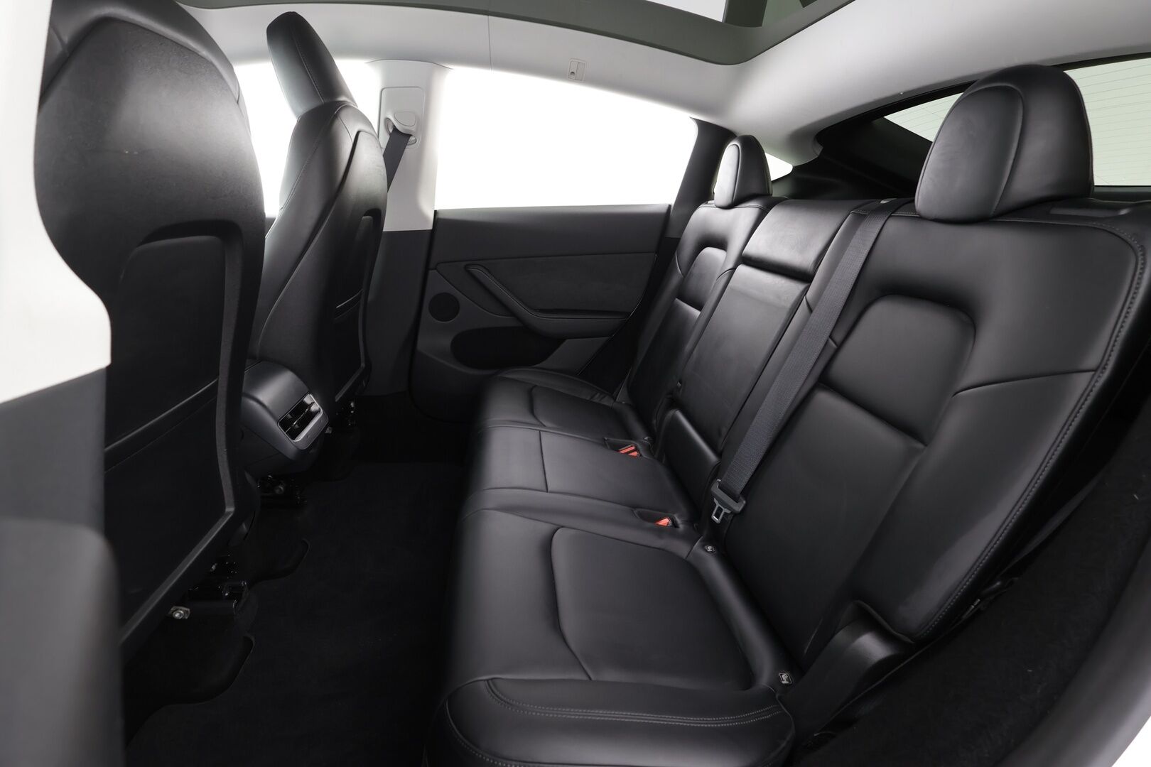 Tesla Model Y 2024 RWD * Koukku / ILP / Premium Audio / Lasikatto / Matrix LED / Nahat / Ratinlämmitin * - 1.Om Suomi-auto / Kahdet renkaat aluvanteilla 