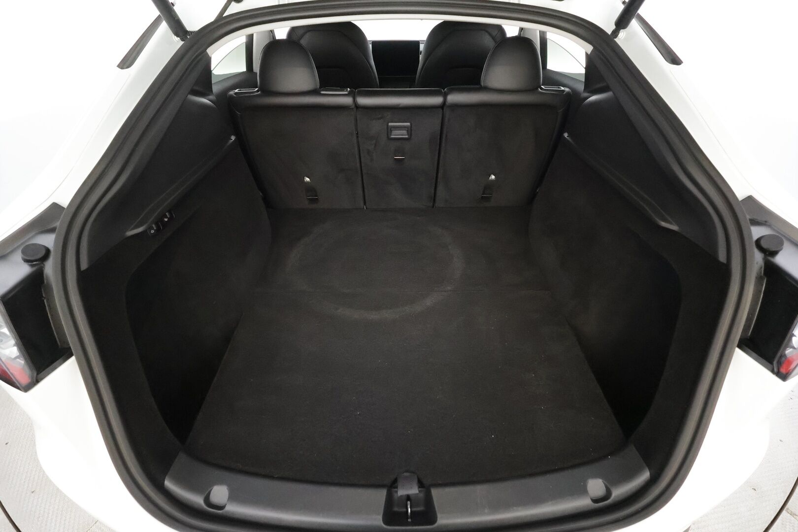 Tesla Model Y 2024 RWD * Koukku / ILP / Premium Audio / Lasikatto / Matrix LED / Nahat / Ratinlämmitin * - 1.Om Suomi-auto / Kahdet renkaat aluvanteilla 