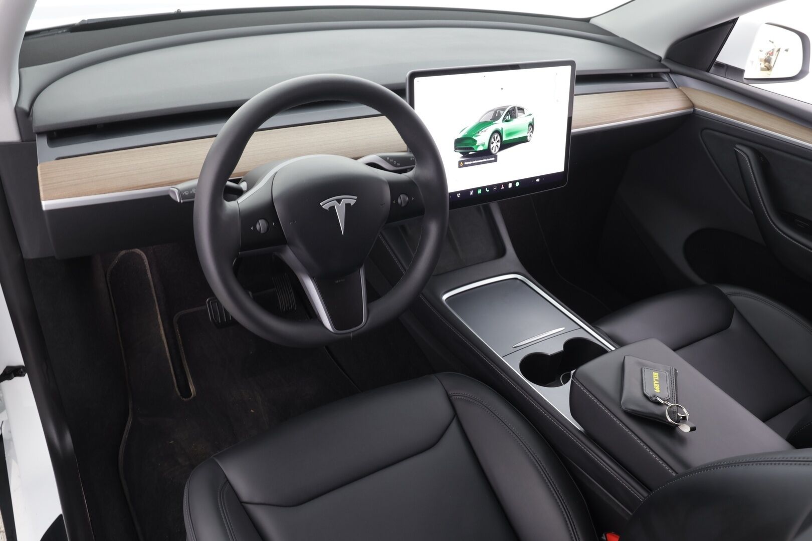 Tesla Model Y 2024 RWD * Koukku / ILP / Premium Audio / Lasikatto / Matrix LED / Nahat / Ratinlämmitin * - 1.Om Suomi-auto / Kahdet renkaat aluvanteilla 