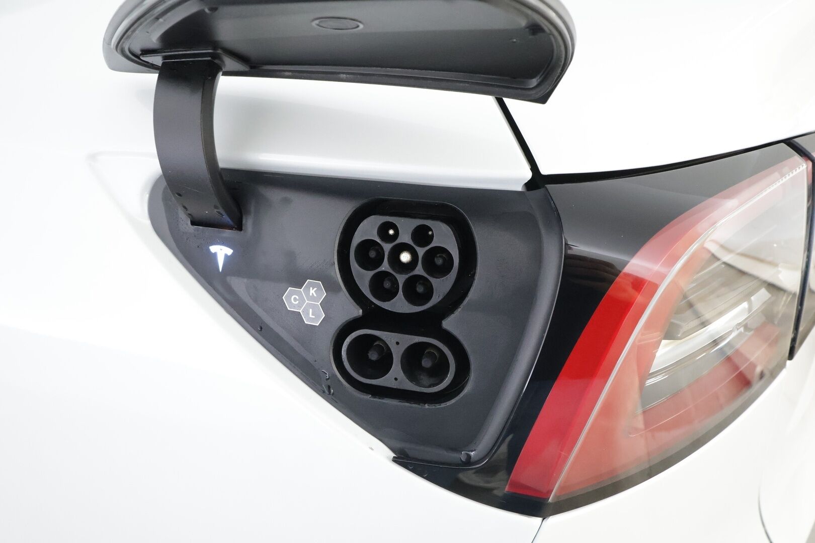 Tesla Model Y 2024 RWD * Koukku / ILP / Premium Audio / Lasikatto / Matrix LED / Nahat / Ratinlämmitin * - 1.Om Suomi-auto / Kahdet renkaat aluvanteilla / Alvillinen