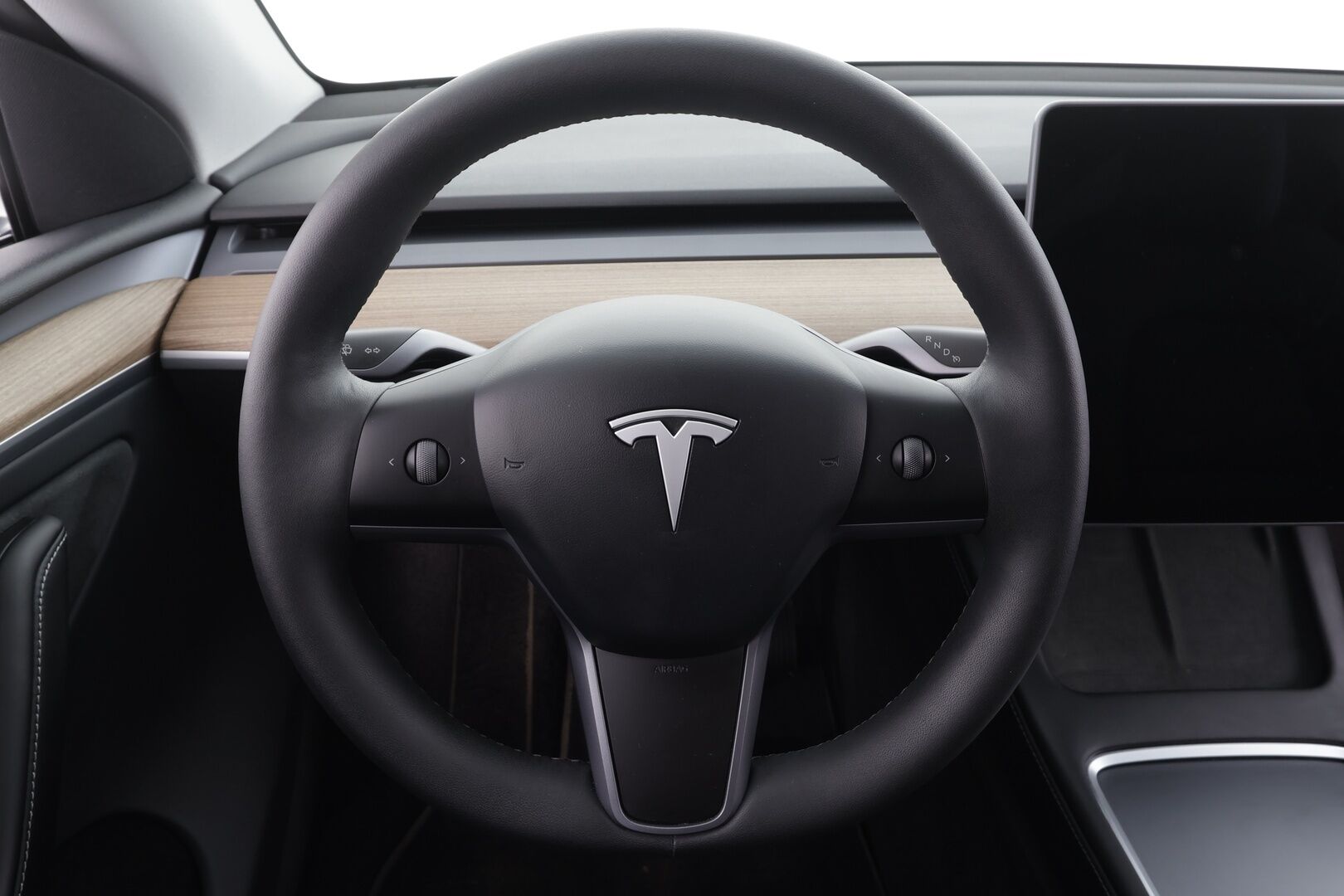 Tesla Model Y 2024 RWD * Koukku / ILP / Premium Audio / Lasikatto / Matrix LED / Nahat / Ratinlämmitin * - 1.Om Suomi-auto / Kahdet renkaat aluvanteilla 