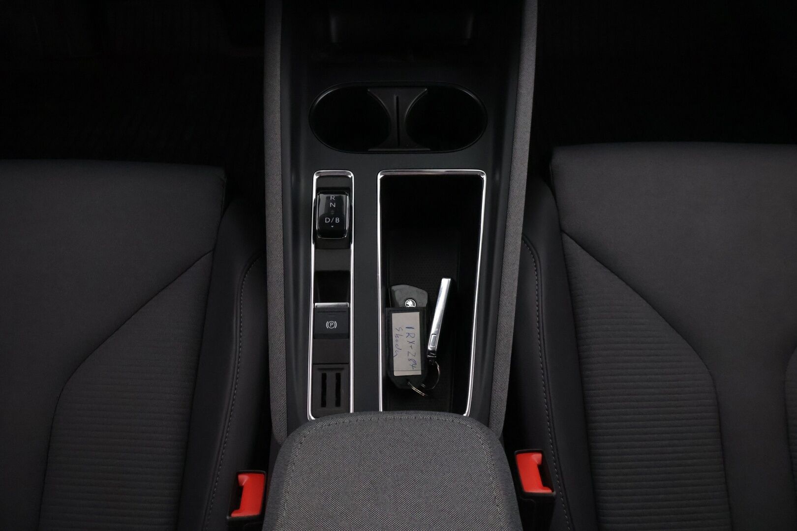 Skoda Enyaq 2022 80x 4x4 iV *Lämpöpumppu / Adapt.vakkari / Keyless / Navi / Muistipenkki / BLIS / Lane assist / Vetokoukku* - 2x vanteet / Ratinlämmitin / Neliveto