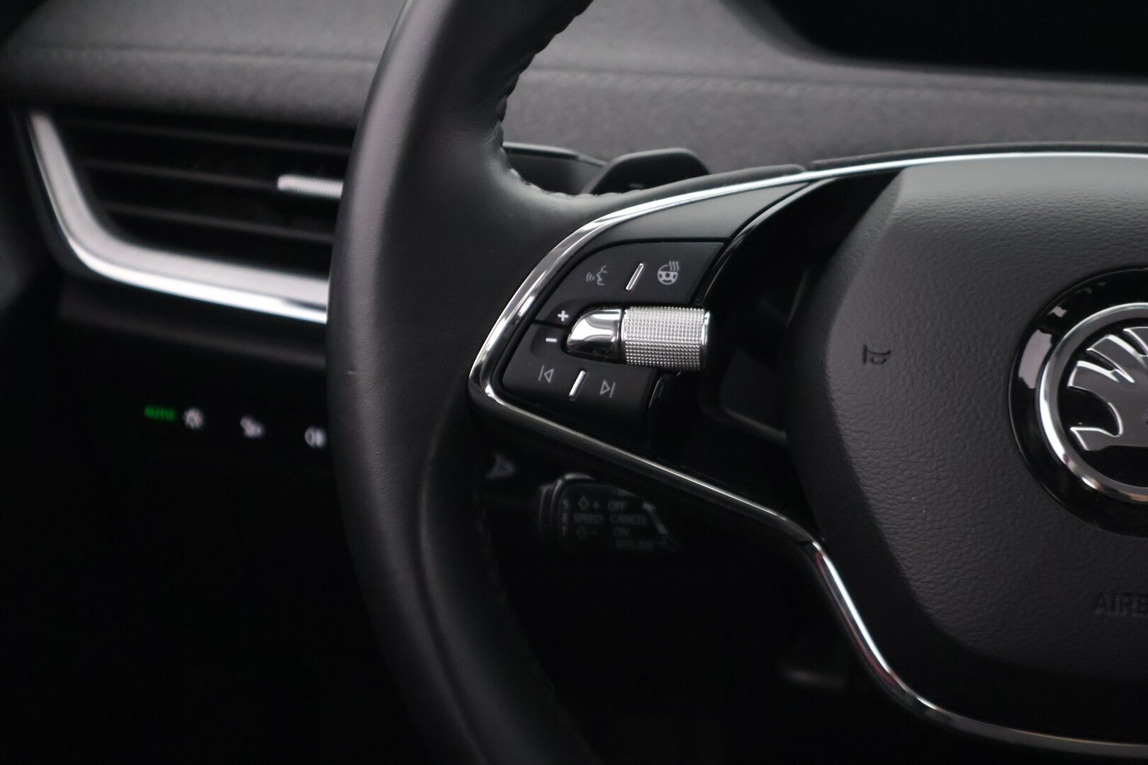 Skoda Enyaq 2022 80x 4x4 iV *Lämpöpumppu / Adapt.vakkari / Keyless / Navi / Muistipenkki / BLIS / Lane assist / Vetokoukku* - 2x vanteet / Ratinlämmitin / Neliveto