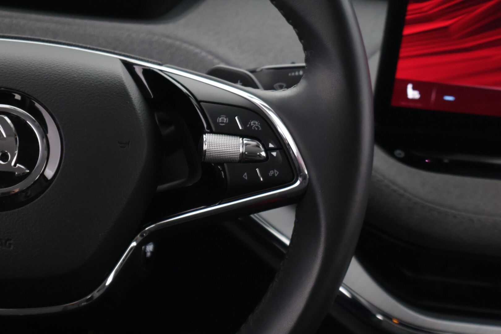 Skoda Enyaq 2022 80x 4x4 iV *Lämpöpumppu / Adapt.vakkari / Keyless / Navi / Muistipenkki / BLIS / Lane assist / Vetokoukku* - 2x vanteet / Ratinlämmitin / Neliveto