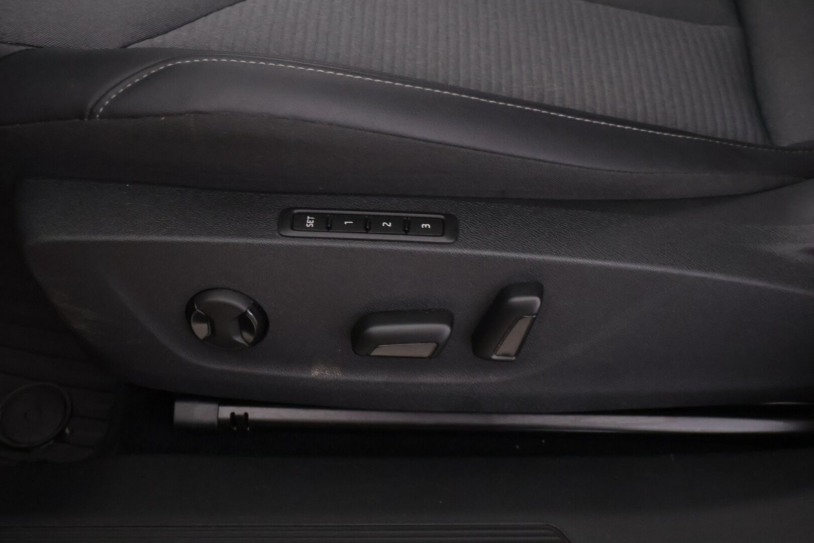 Skoda Enyaq 2022 80x 4x4 iV *Lämpöpumppu / Adapt.vakkari / Keyless / Navi / Muistipenkki / BLIS / Lane assist / Vetokoukku* - 2x vanteet / Ratinlämmitin / Neliveto