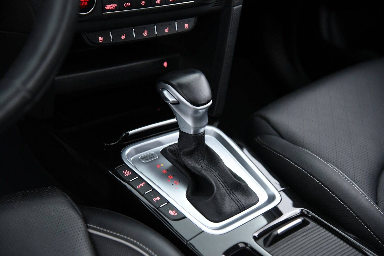 Kia Ceed 2020 1,6 GDI Plug-In Hybrid Business Luxury SW DCT/ Panorama / ilmastoidut nahat / Koukku / Blis / Adapt. vak / P-kamera - Merkkiliikkeen huoltohistoria / Muistipenkki /  Lohko + sisätilalämmitin / Navi / Huippuvarusteltu!