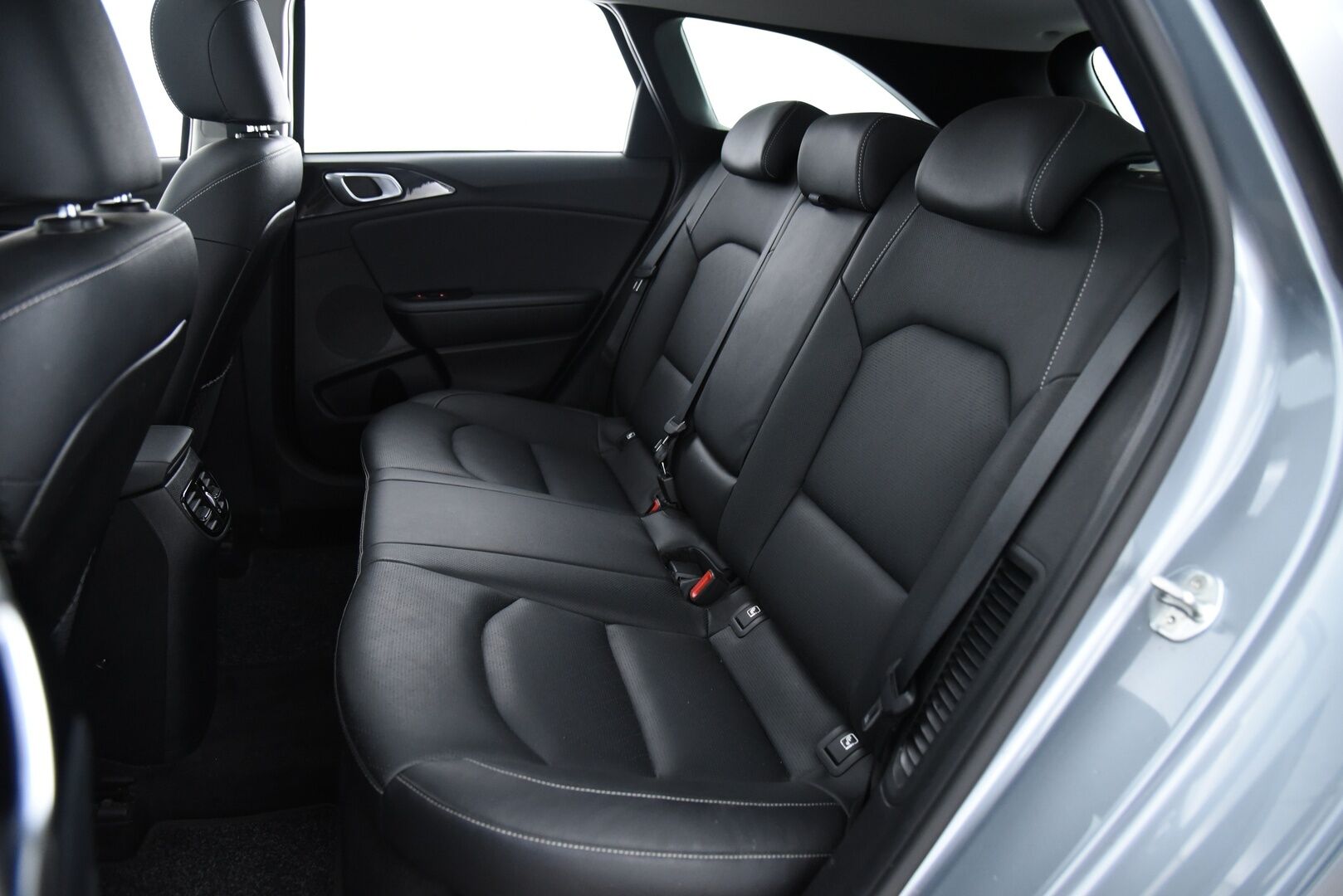 Kia Ceed 2020 1,6 GDI Plug-In Hybrid Business Luxury SW DCT/ Panorama / ilmastoidut nahat / Koukku / Blis / Adapt. vak / P-kamera - Merkkiliikkeen huoltohistoria / Muistipenkki /  Lohko + sisätilalämmitin / Navi / Huippuvarusteltu!