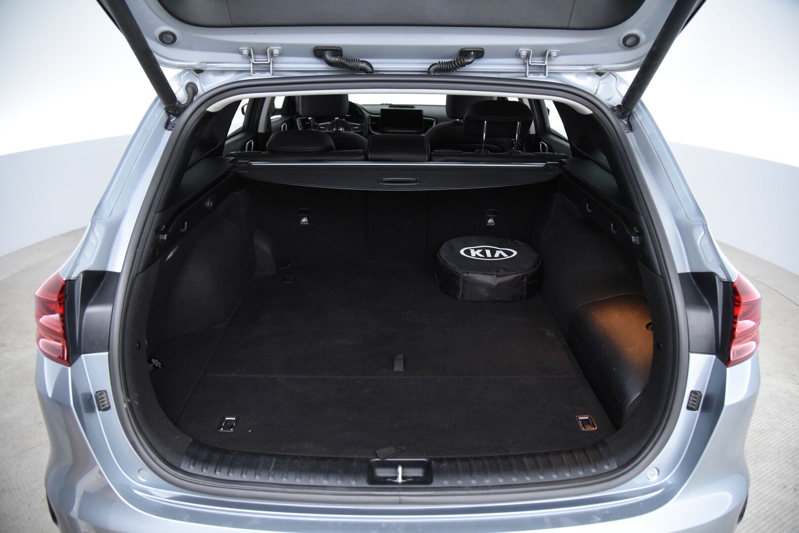 Kia Ceed 2020 Panorama / ilmastoidut nahat / Koukku / Blis / Adapt. vak / P-kamera - Merkkiliikkeen huoltohistoria / Muistipenkki /  Lohko + sisätilalämmitin / Navi / Huippuvarusteltu!