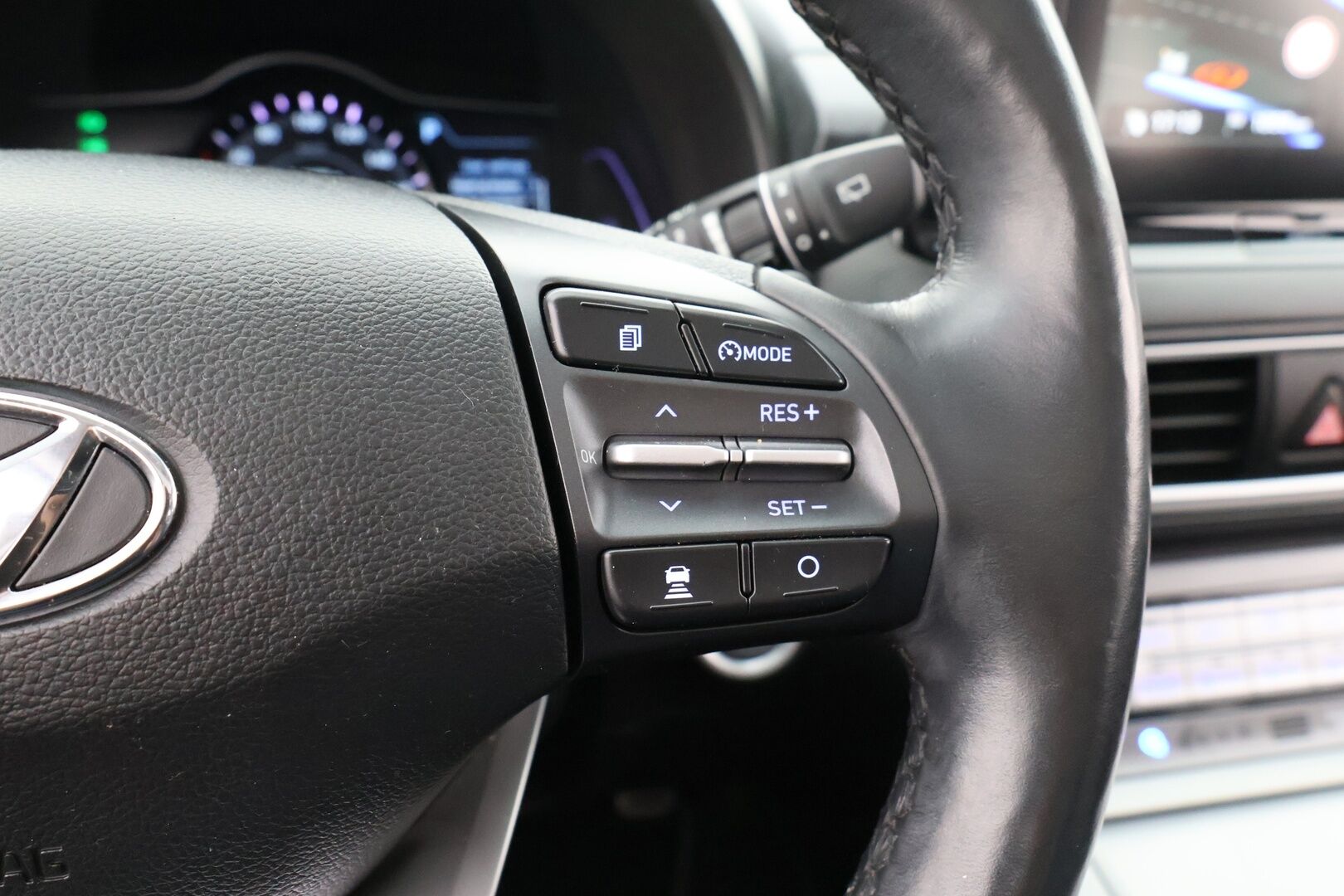 HYUNDAI KONA 2019 Premium Electric 64 kWh / Lämpöpumppu / Ilmastoidut nahkapenkit / Adapt. vakkari / HUD / Kaistavahti / P.Kamera* - *Taloudellinen sähköauto / Kattavasti varusteltu / Siisti maalipinta!*