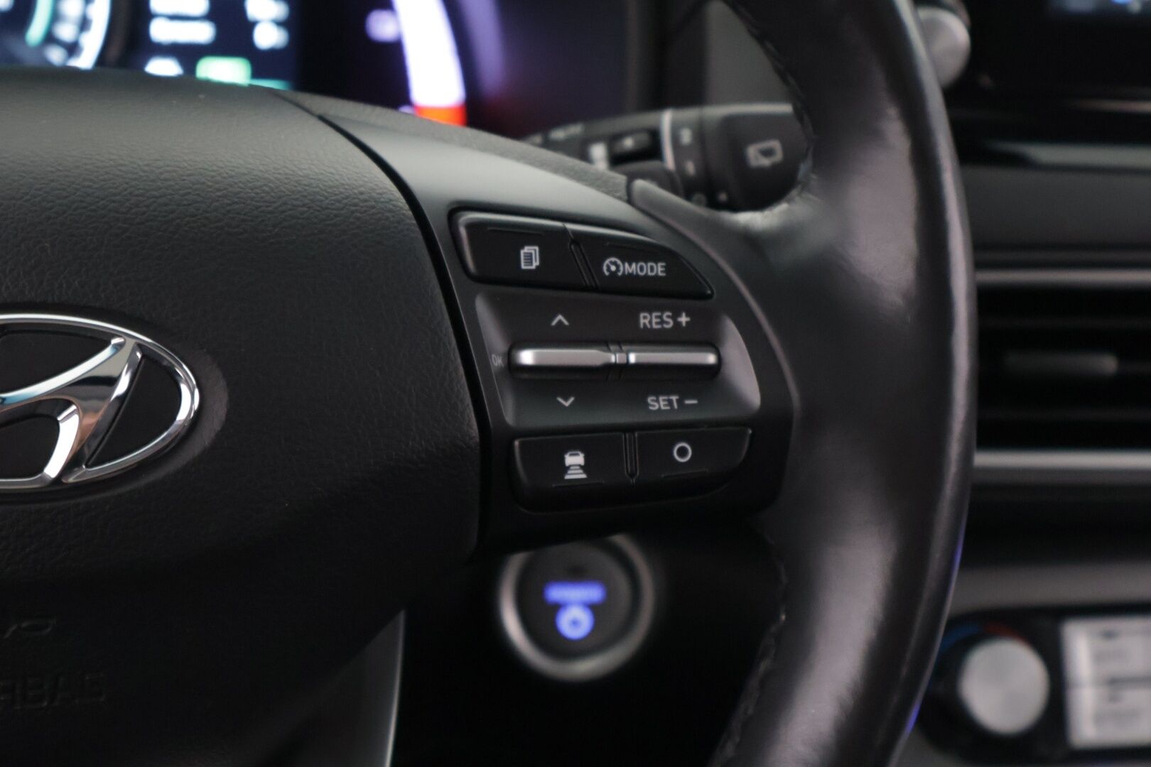 HYUNDAI KONA 2019 Premium Electric 64 kWh / Lämpöpumppu / Ilmastoidut nahkapenkit / Adapt. vakkari / HUD / Kaistavahti / P.Kamera* - *Taloudellinen sähköauto / Kattavasti varusteltu / Siisti maalipinta!*