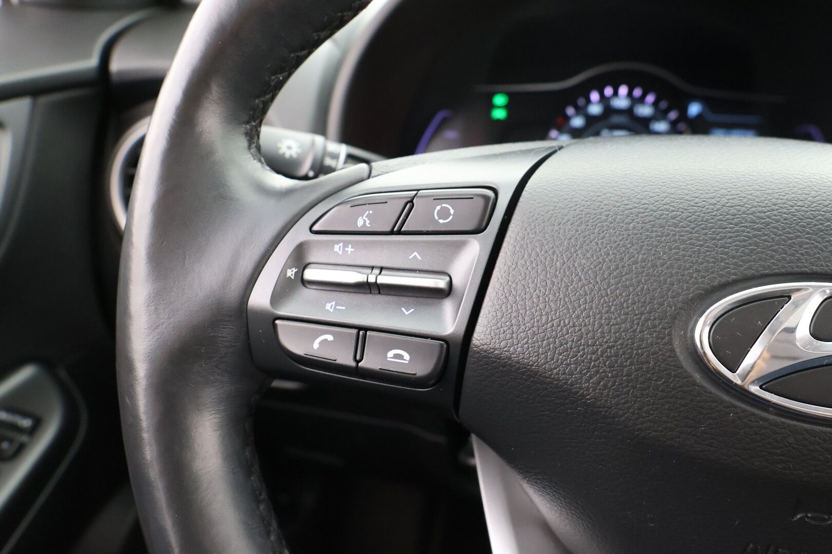 HYUNDAI KONA 2019 Premium Electric 64 kWh / Lämpöpumppu / Ilmastoidut nahkapenkit / Adapt. vakkari / HUD / Kaistavahti / P.Kamera* - *Taloudellinen sähköauto / Kattavasti varusteltu / Siisti maalipinta!*