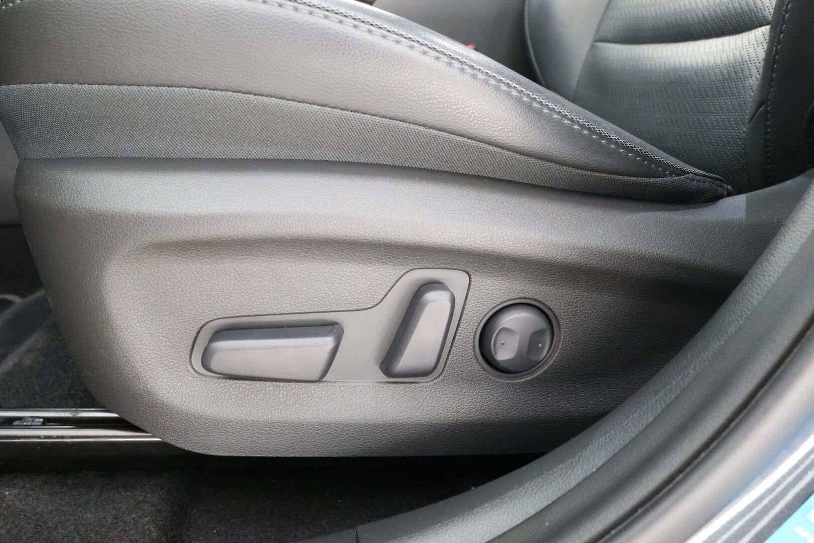 HYUNDAI KONA 2019 Premium Electric 64 kWh / Lämpöpumppu / Ilmastoidut nahkapenkit / Adapt. vakkari / HUD / Kaistavahti / P.Kamera* - *Taloudellinen sähköauto / Kattavasti varusteltu / Siisti maalipinta!*