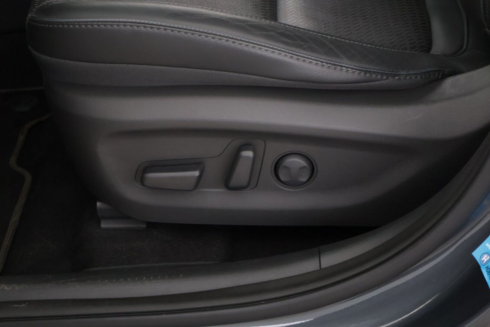 HYUNDAI KONA 2019 Premium Electric 64 kWh / Lämpöpumppu / Ilmastoidut nahkapenkit / Adapt. vakkari / HUD / Kaistavahti / P.Kamera* - *Taloudellinen sähköauto / Kattavasti varusteltu / Siisti maalipinta!*