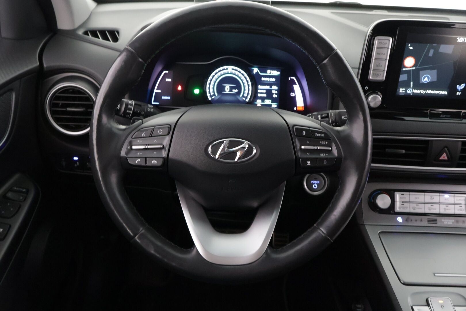 HYUNDAI KONA 2019 Premium Electric 64 kWh / Lämpöpumppu / Ilmastoidut nahkapenkit / Adapt. vakkari / HUD / Kaistavahti / P.Kamera* - *Taloudellinen sähköauto / Kattavasti varusteltu / Siisti maalipinta!*