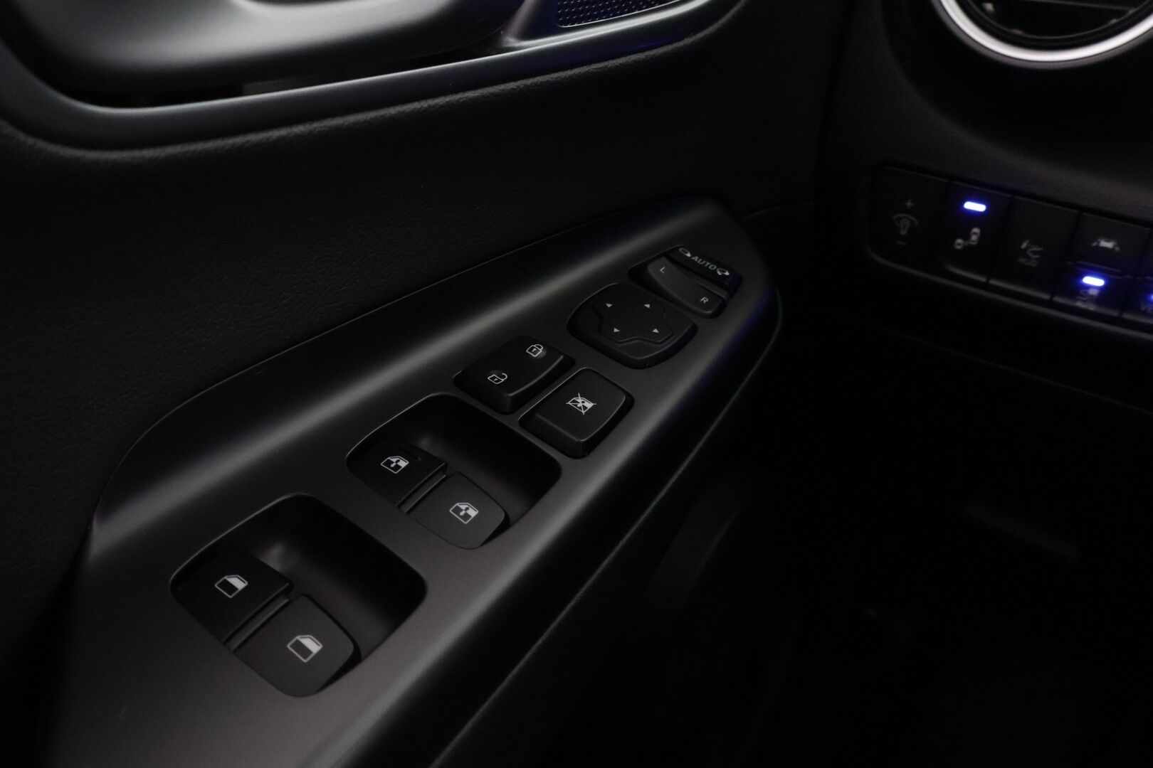 HYUNDAI KONA 2019 Premium Electric 64 kWh / Lämpöpumppu / Ilmastoidut nahkapenkit / Adapt. vakkari / HUD / Kaistavahti / P.Kamera* - *Taloudellinen sähköauto / Kattavasti varusteltu / Siisti maalipinta!*