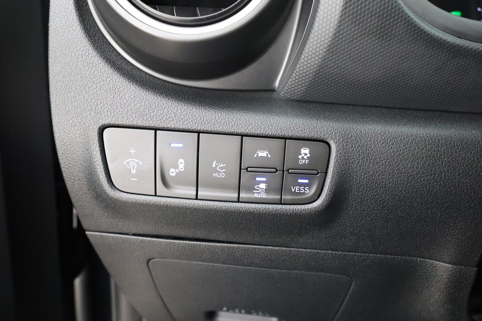 HYUNDAI KONA 2019 Premium Electric 64 kWh / Lämpöpumppu / Ilmastoidut nahkapenkit / Adapt. vakkari / HUD / Kaistavahti / P.Kamera* - *Taloudellinen sähköauto / Kattavasti varusteltu / Siisti maalipinta!*